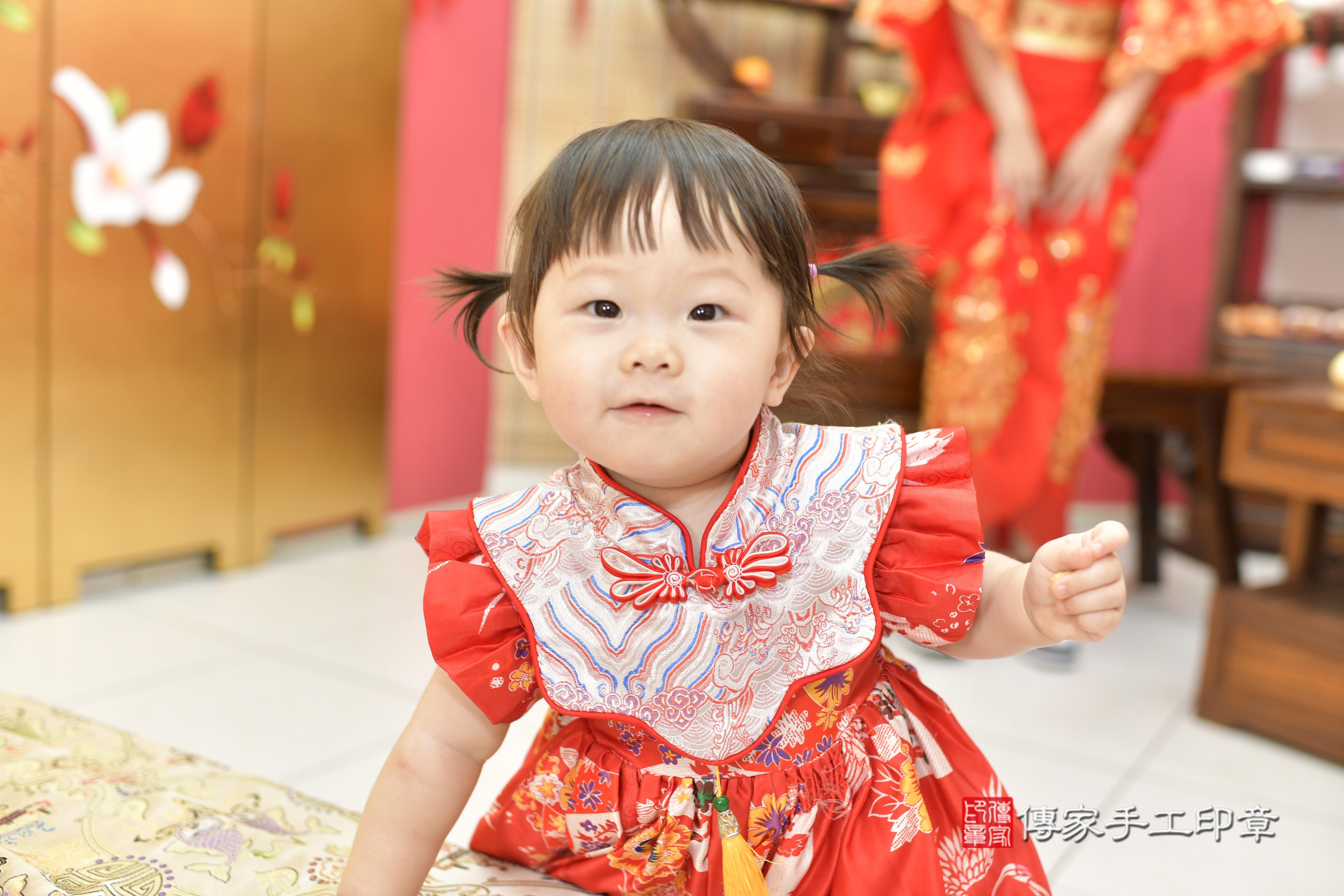 璇璇寶貝抓周，小孩古裝禮服照。地點：傳家「新竹店」古禮會場