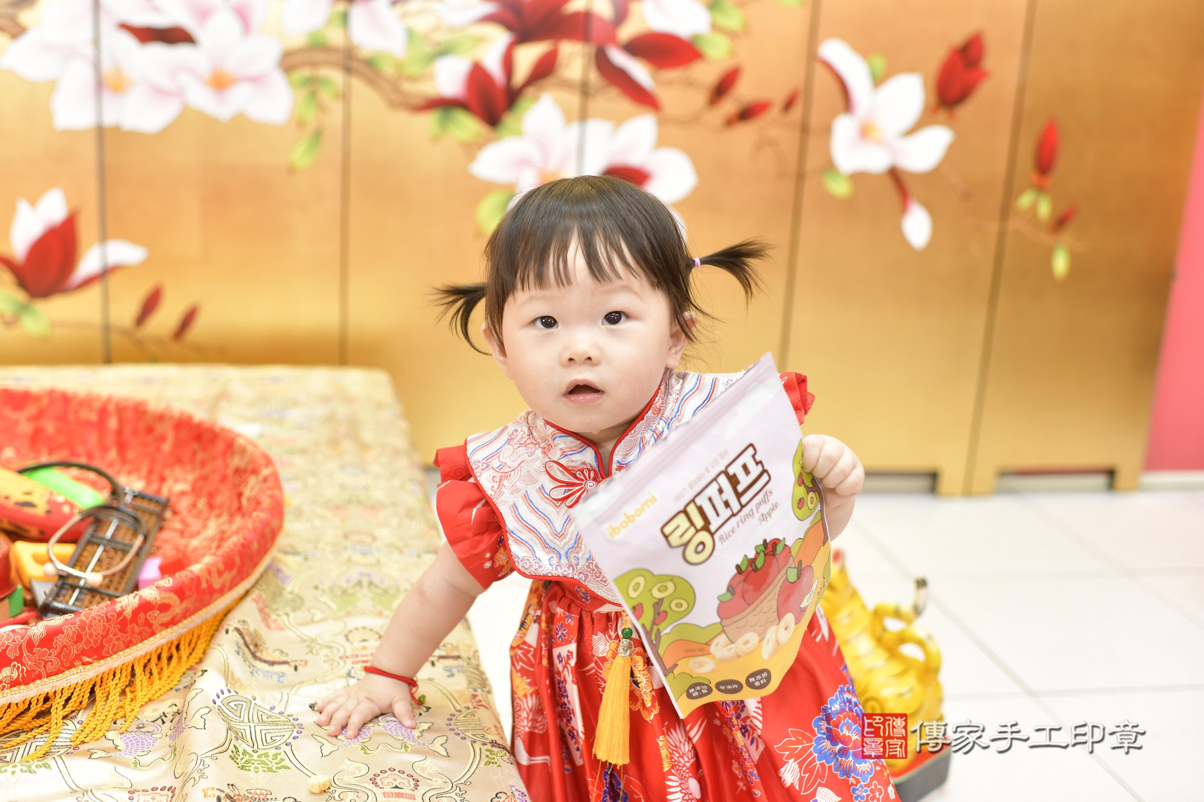 璇璇寶貝抓周，小孩古裝禮服照。地點：傳家「新竹店」古禮會場