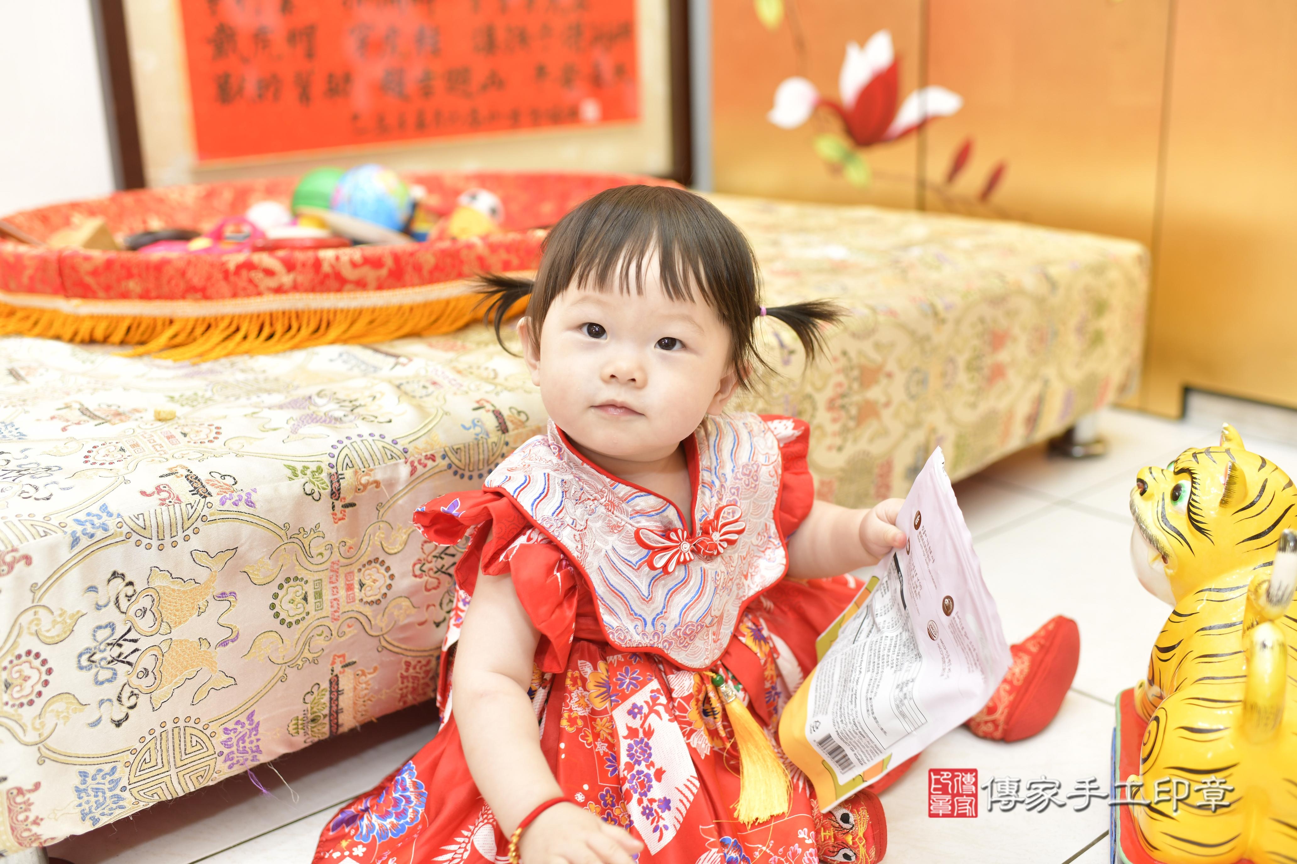 璇璇寶貝抓周，小孩古裝禮服照。地點：傳家「新竹店」古禮會場