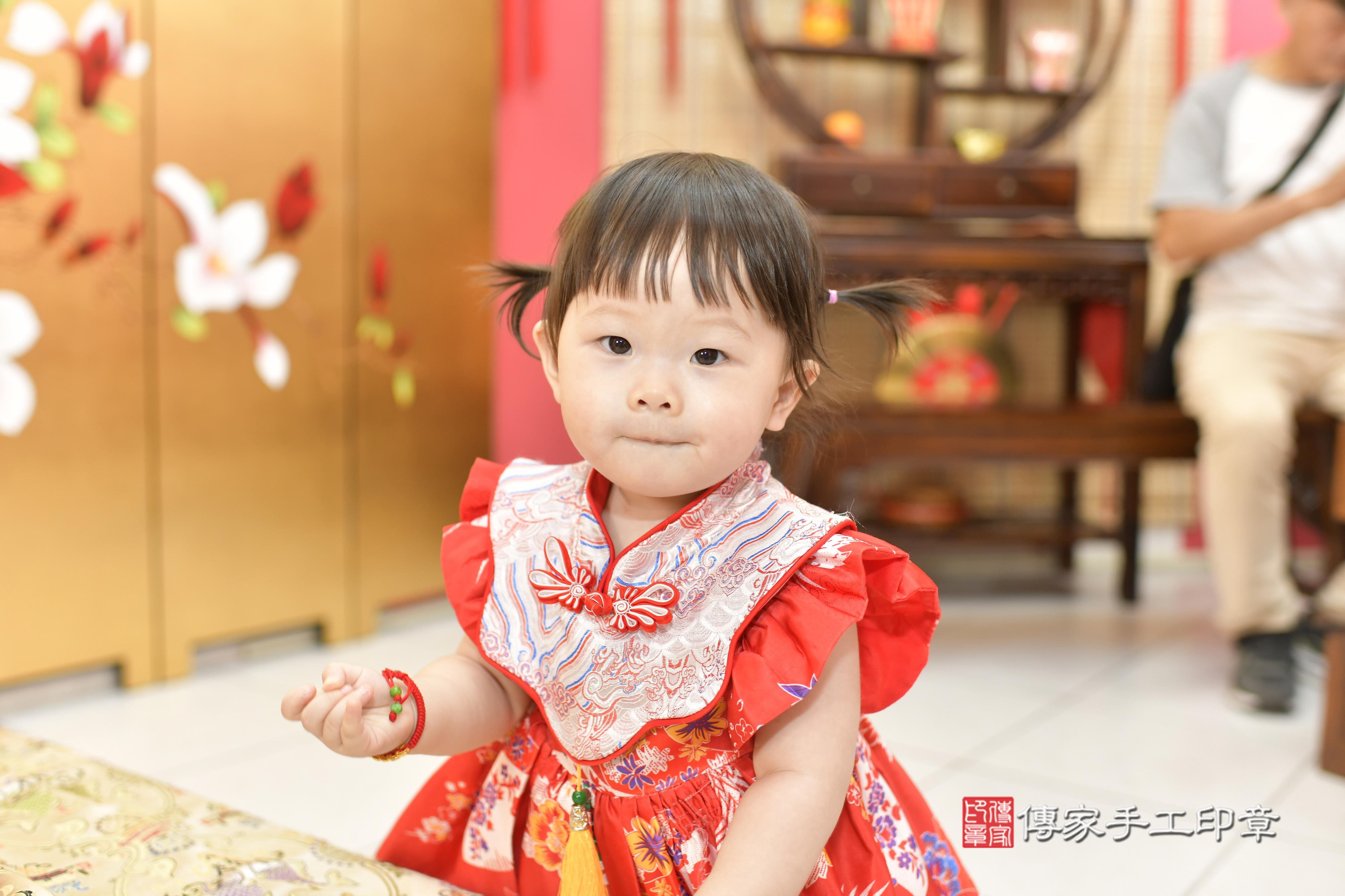 璇璇寶貝抓周，小孩古裝禮服照。地點：傳家「新竹店」古禮會場