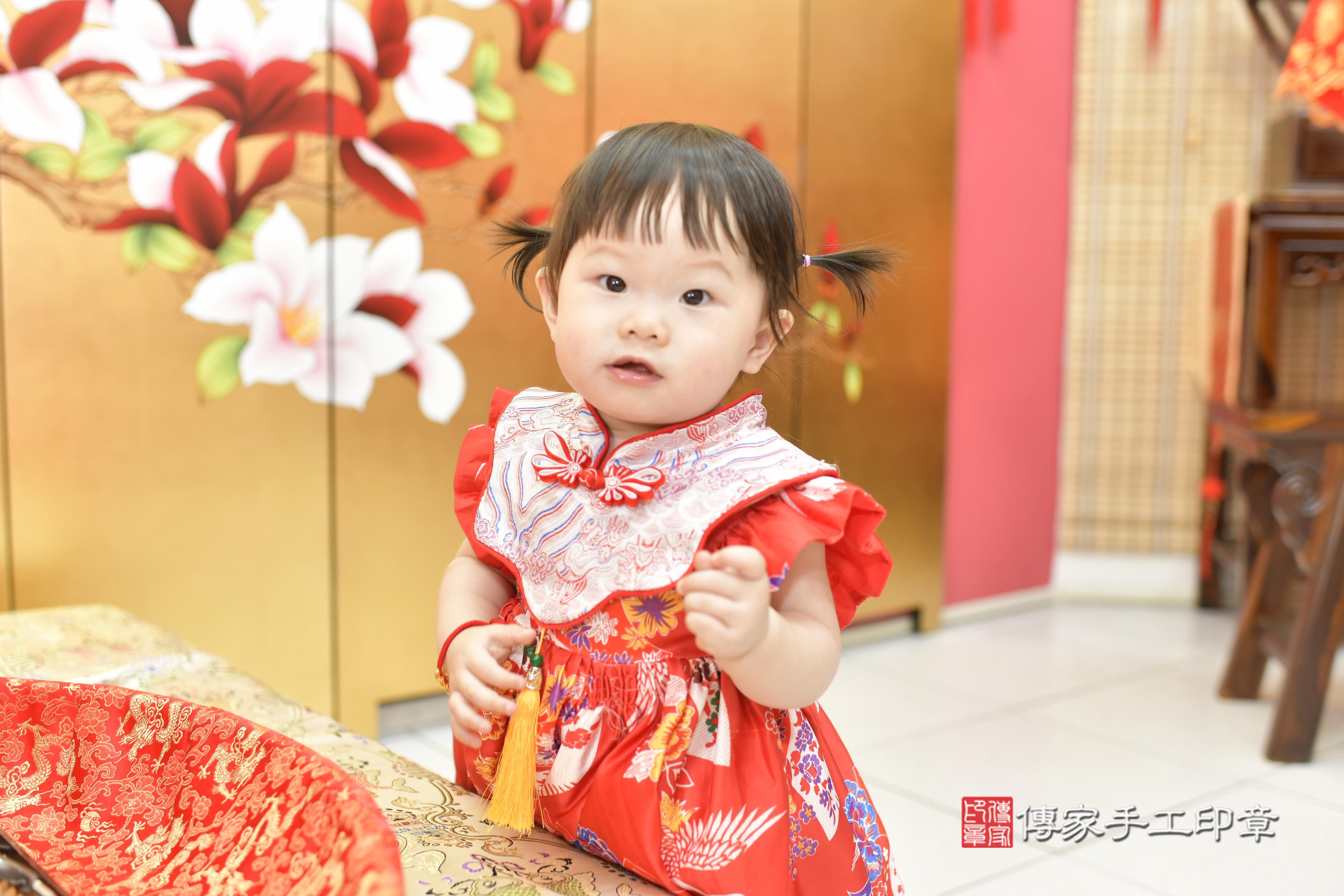 璇璇寶貝抓周，小孩古裝禮服照。地點：傳家「新竹店」古禮會場