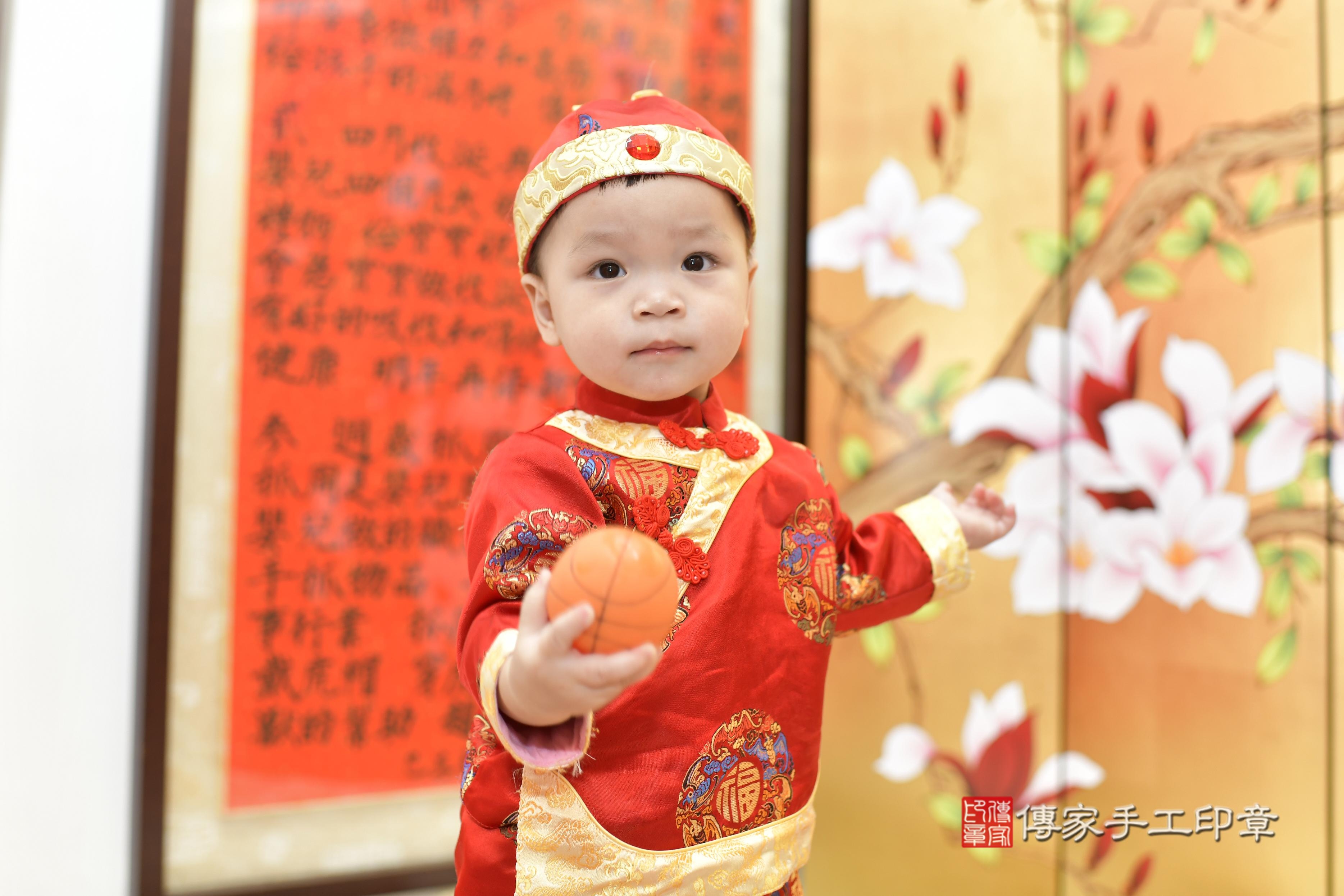 小昱寶貝抓周，小孩古裝禮服照。地點：傳家「新竹店」古禮會場