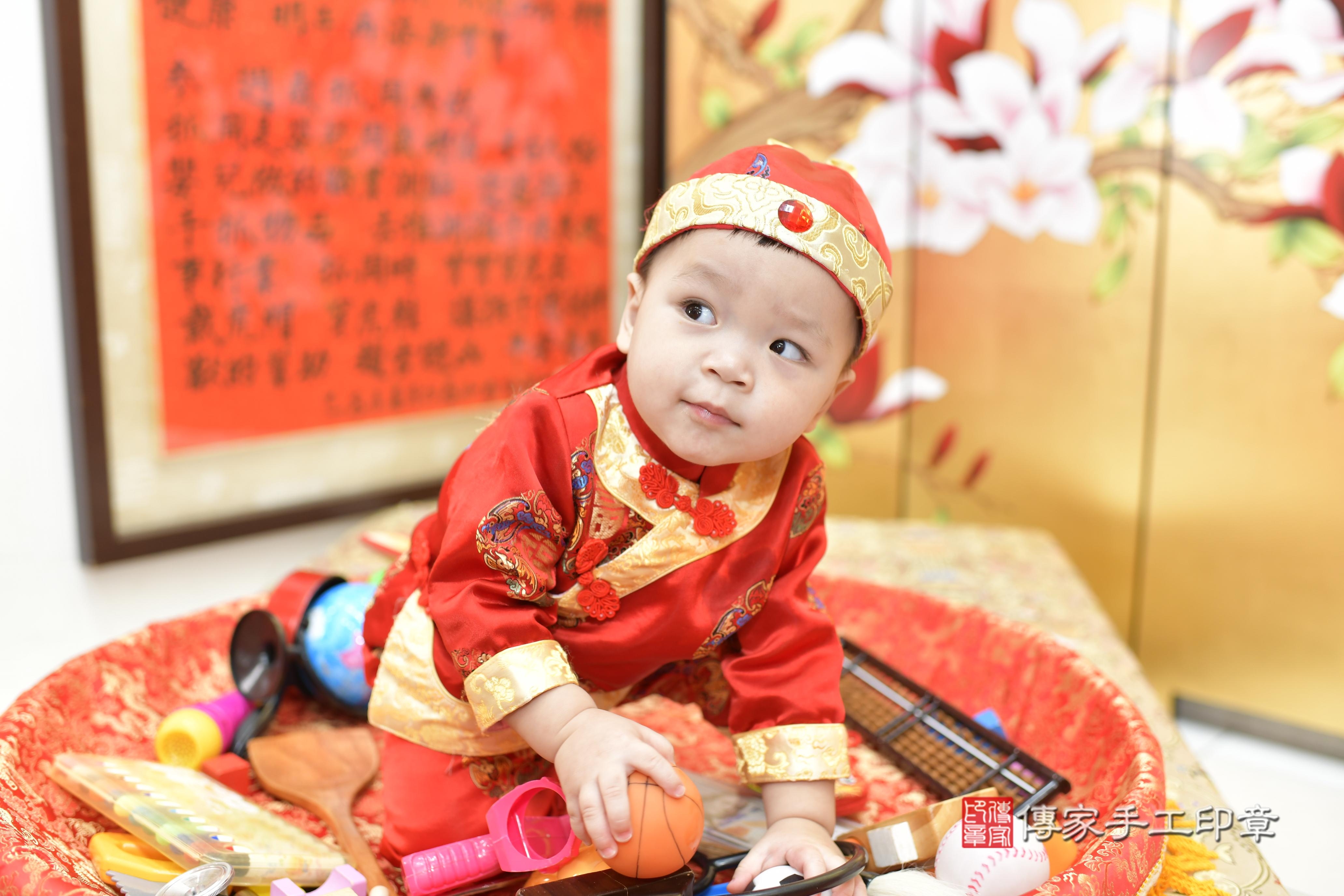 小昱寶貝抓周，小孩古裝禮服照。地點：傳家「新竹店」古禮會場