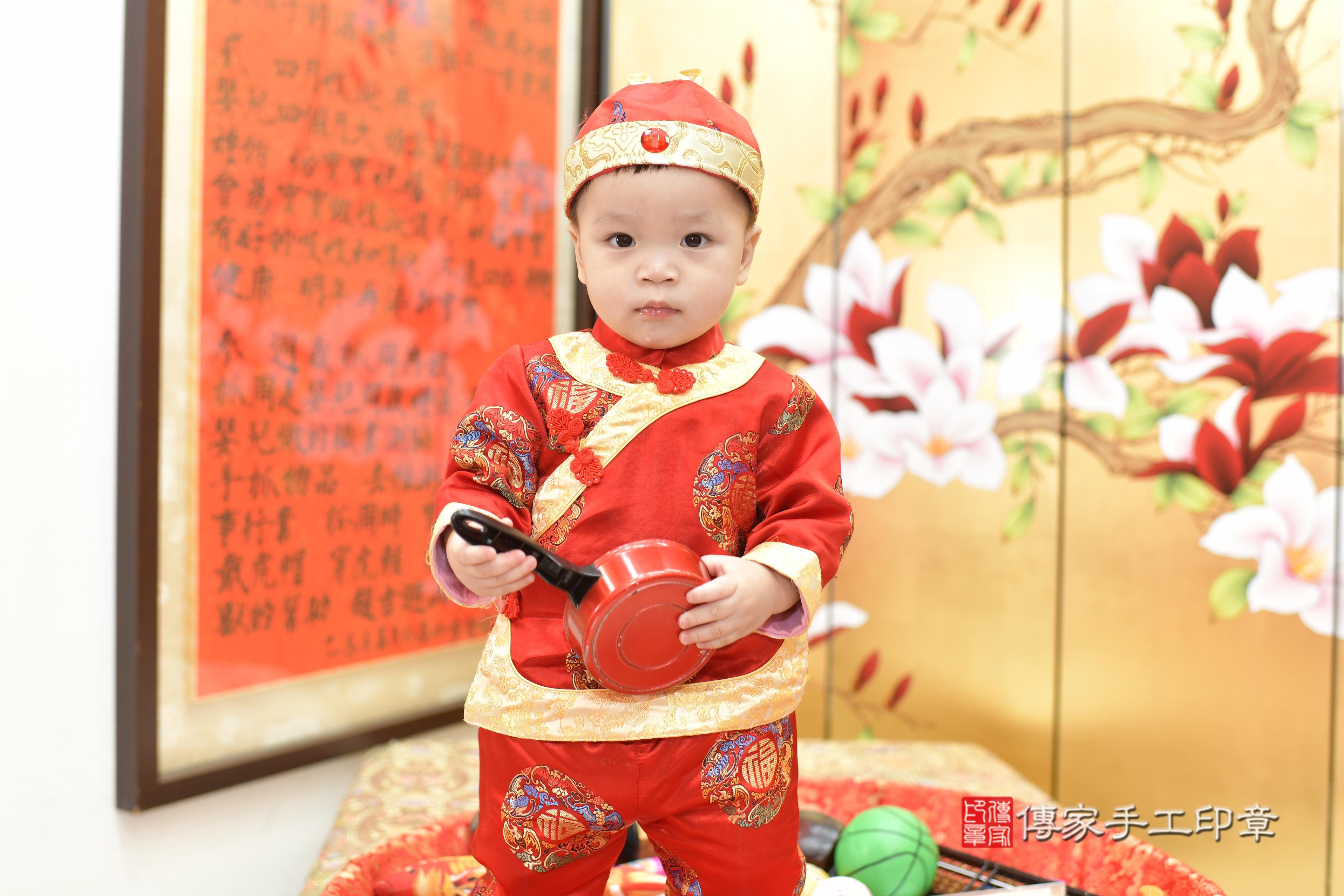 小昱寶貝抓周，小孩古裝禮服照。地點：傳家「新竹店」古禮會場