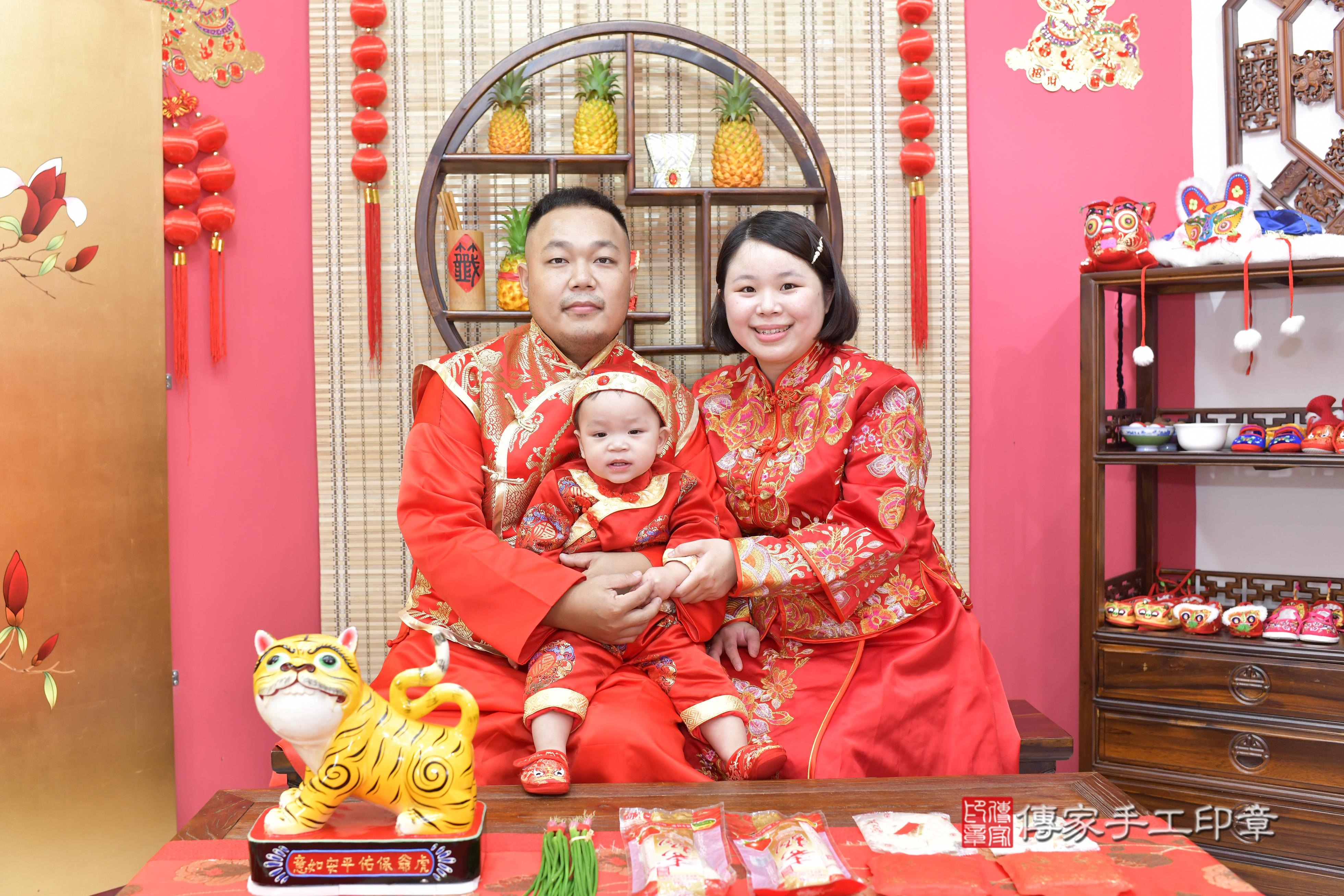 小昱寶貝抓周，成人與小孩古裝禮服照。地點：傳家「台南店」古禮會場