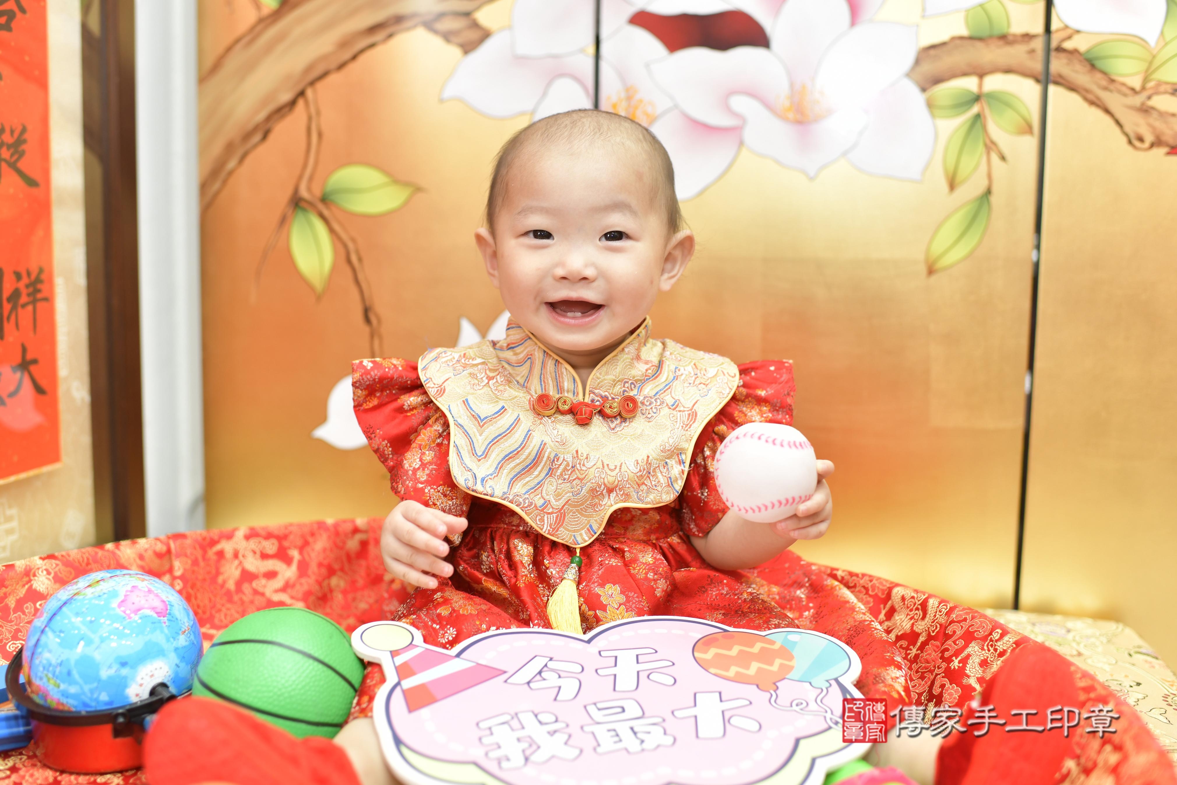 雙雙寶貝抓周，小孩古裝禮服照。地點：傳家「新竹店」古禮會場