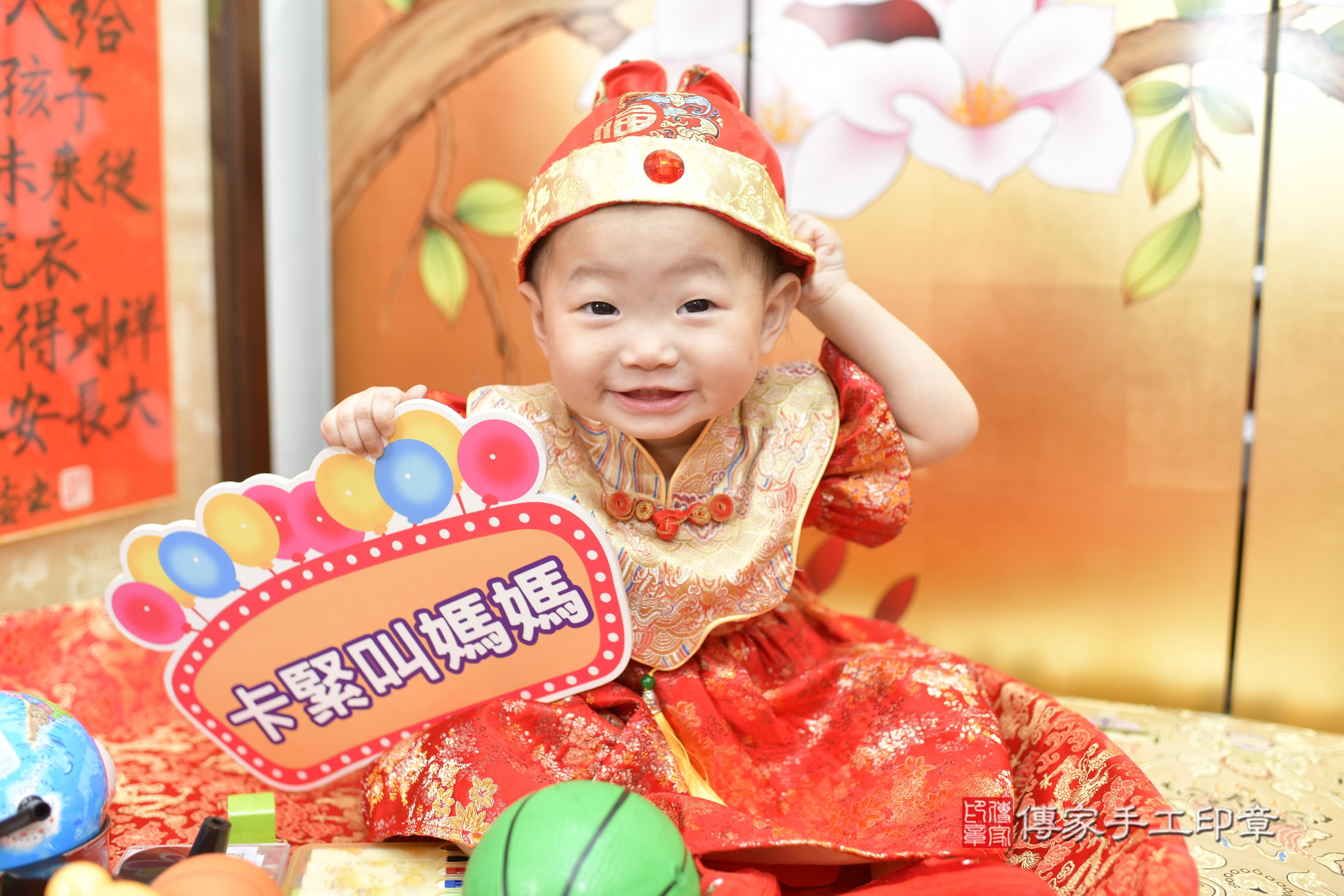 雙雙寶貝抓周，小孩古裝禮服照。地點：傳家「新竹店」古禮會場