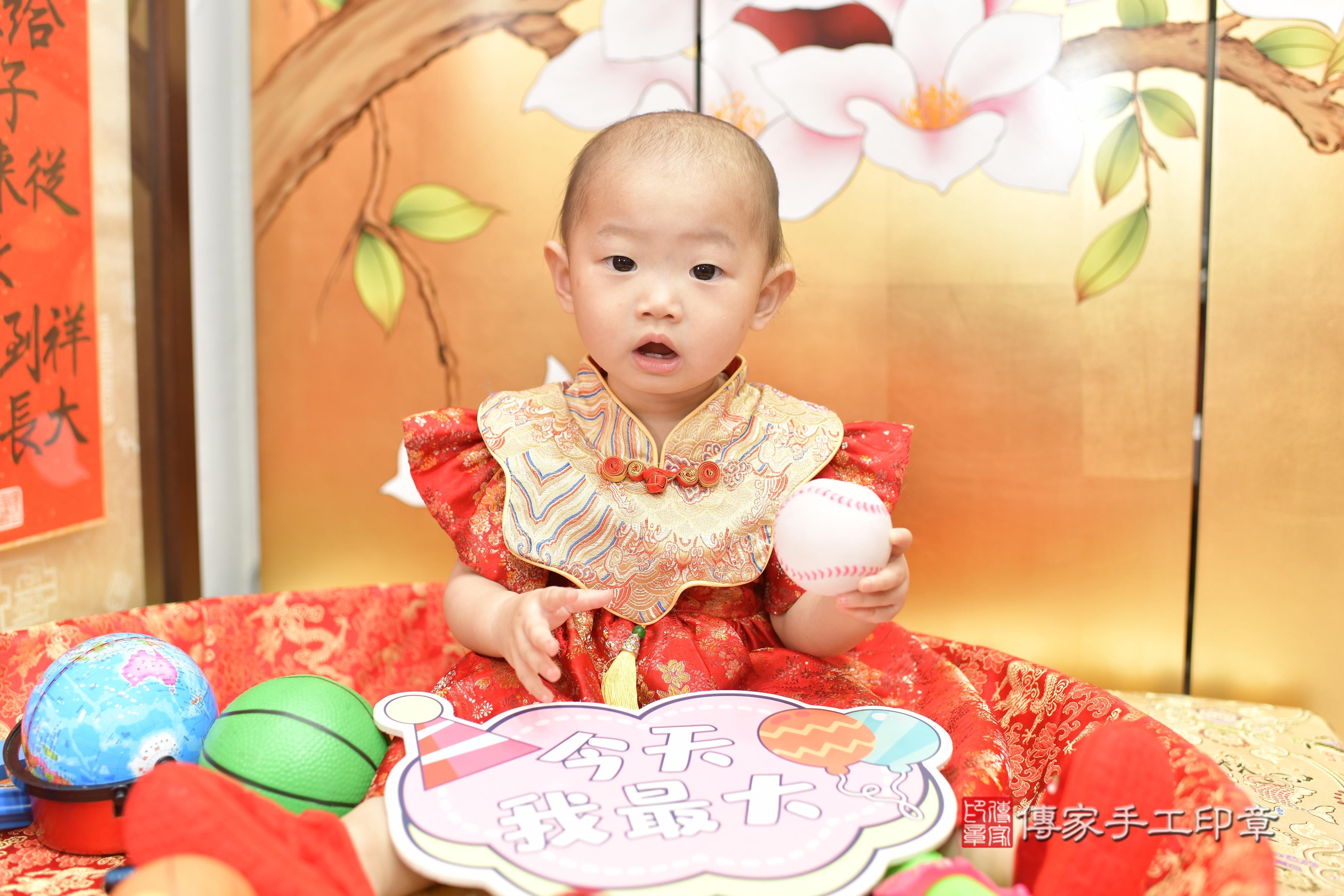 雙雙寶貝抓周，小孩古裝禮服照。地點：傳家「新竹店」古禮會場