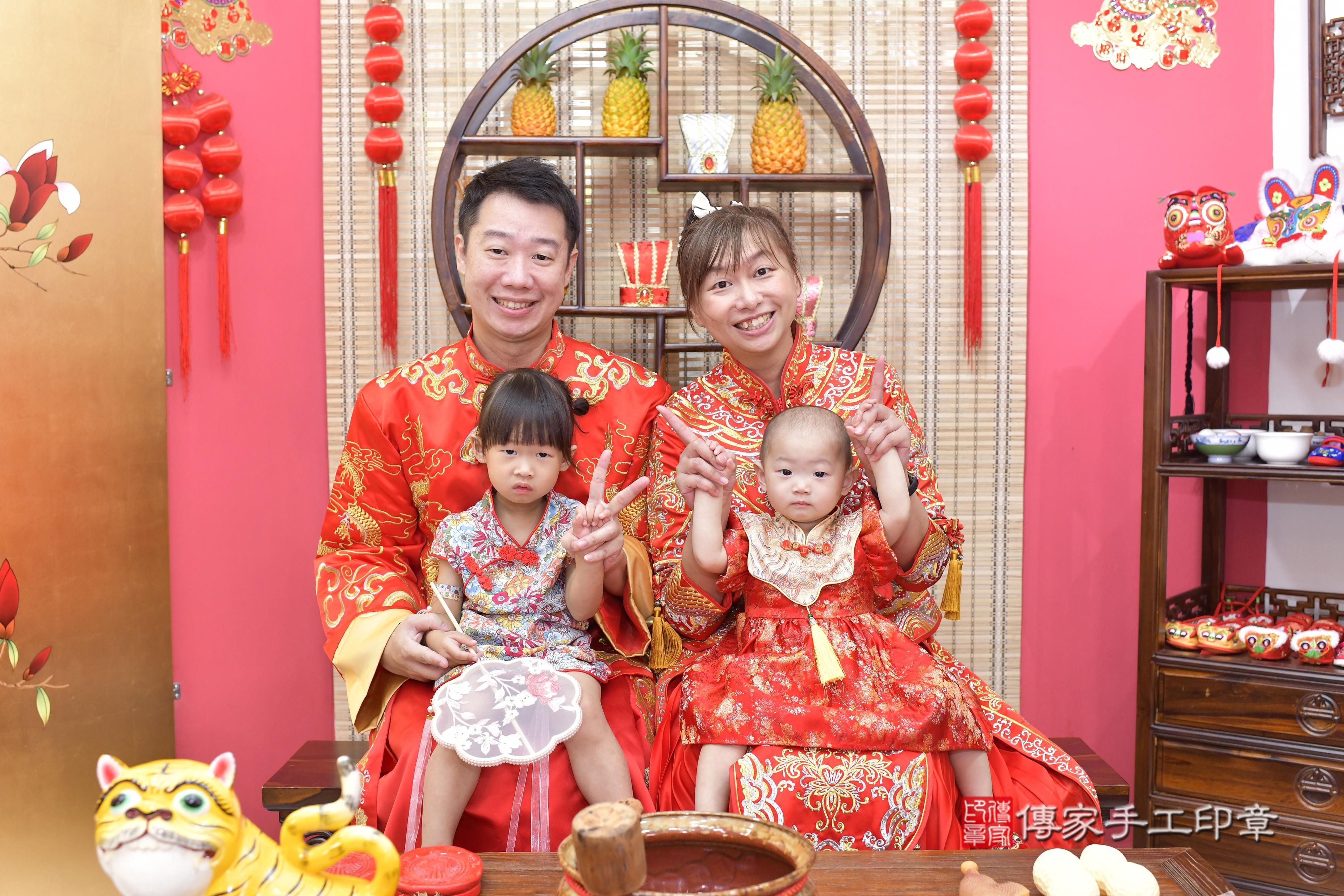 雙雙寶貝抓周，成人與小孩古裝禮服照。地點：傳家「新竹店」古禮會場