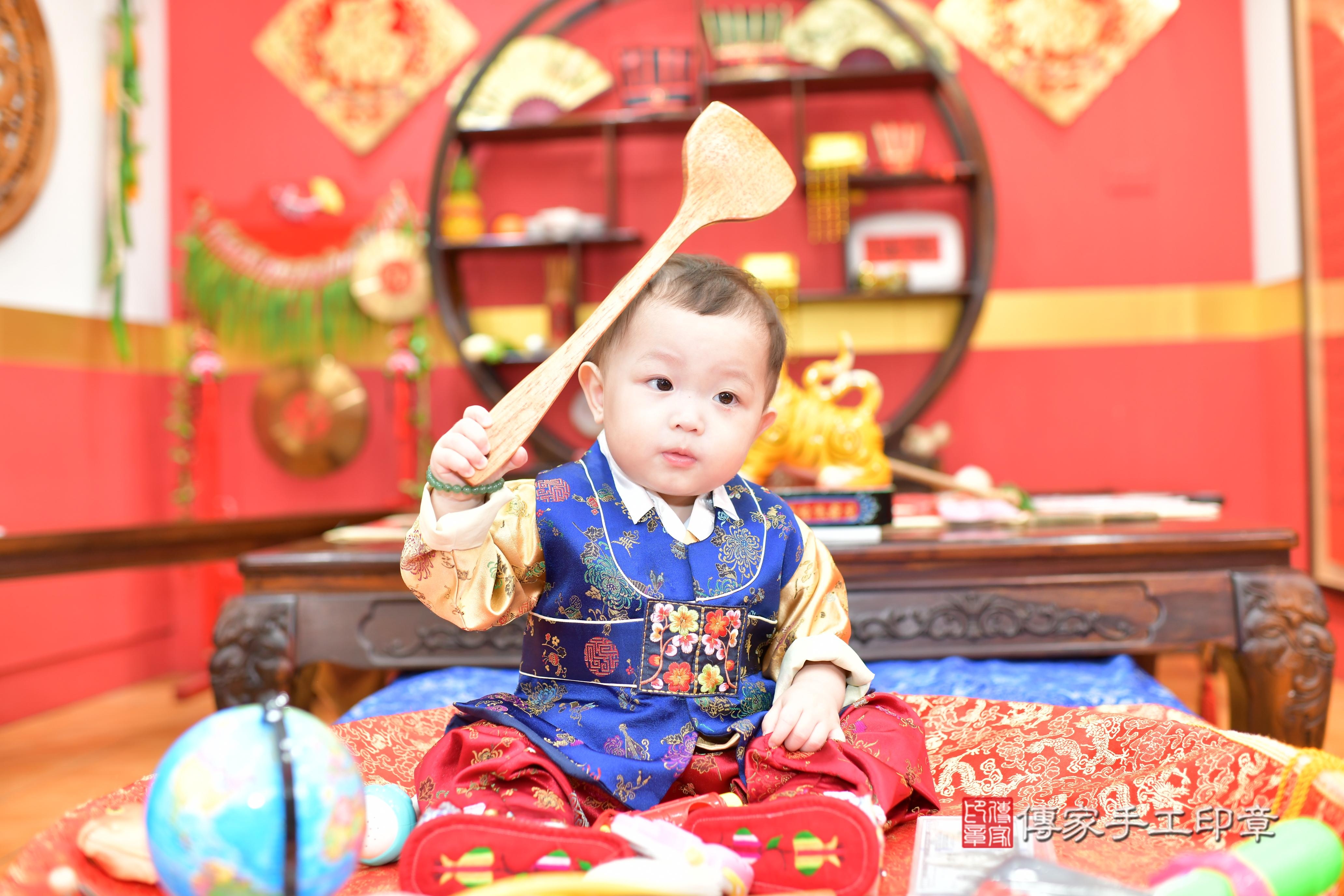 承承寶寶抓周，小孩古裝禮服照。地點：傳家「桃園店」古禮會場
