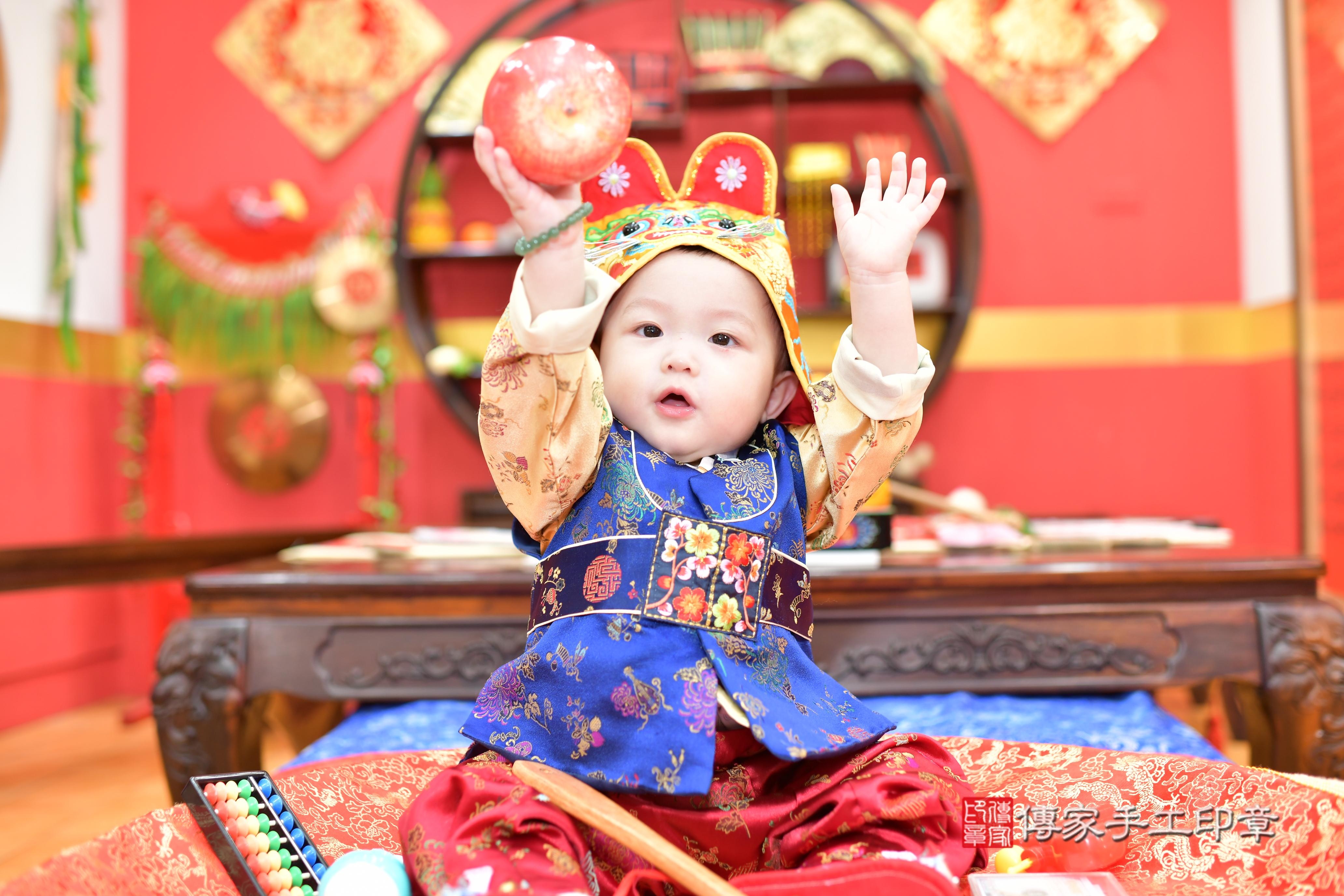 承承寶寶抓周，小孩古裝禮服照。地點：傳家「桃園店」古禮會場
