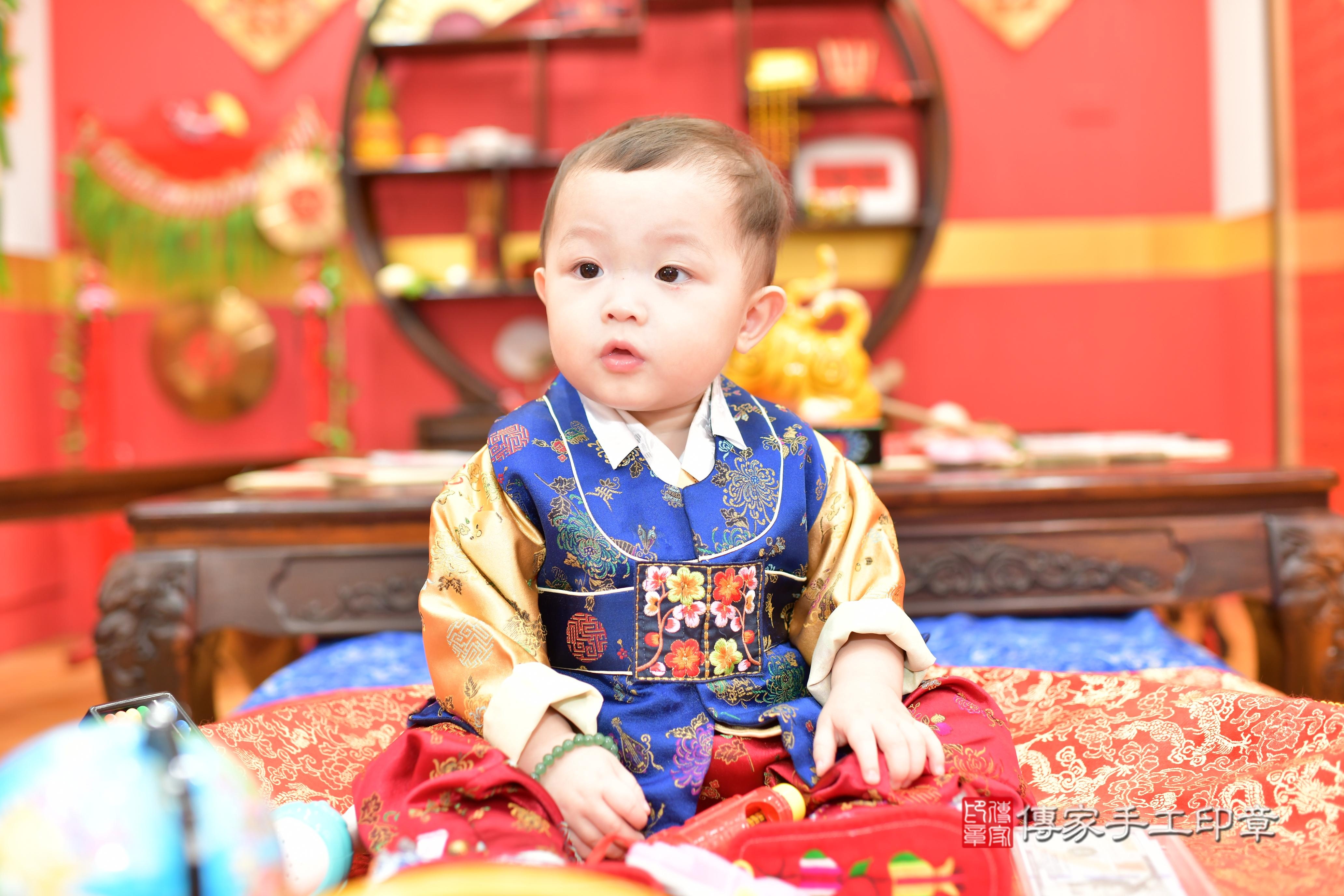 承承寶寶抓周，小孩古裝禮服照。地點：傳家「桃園店」古禮會場