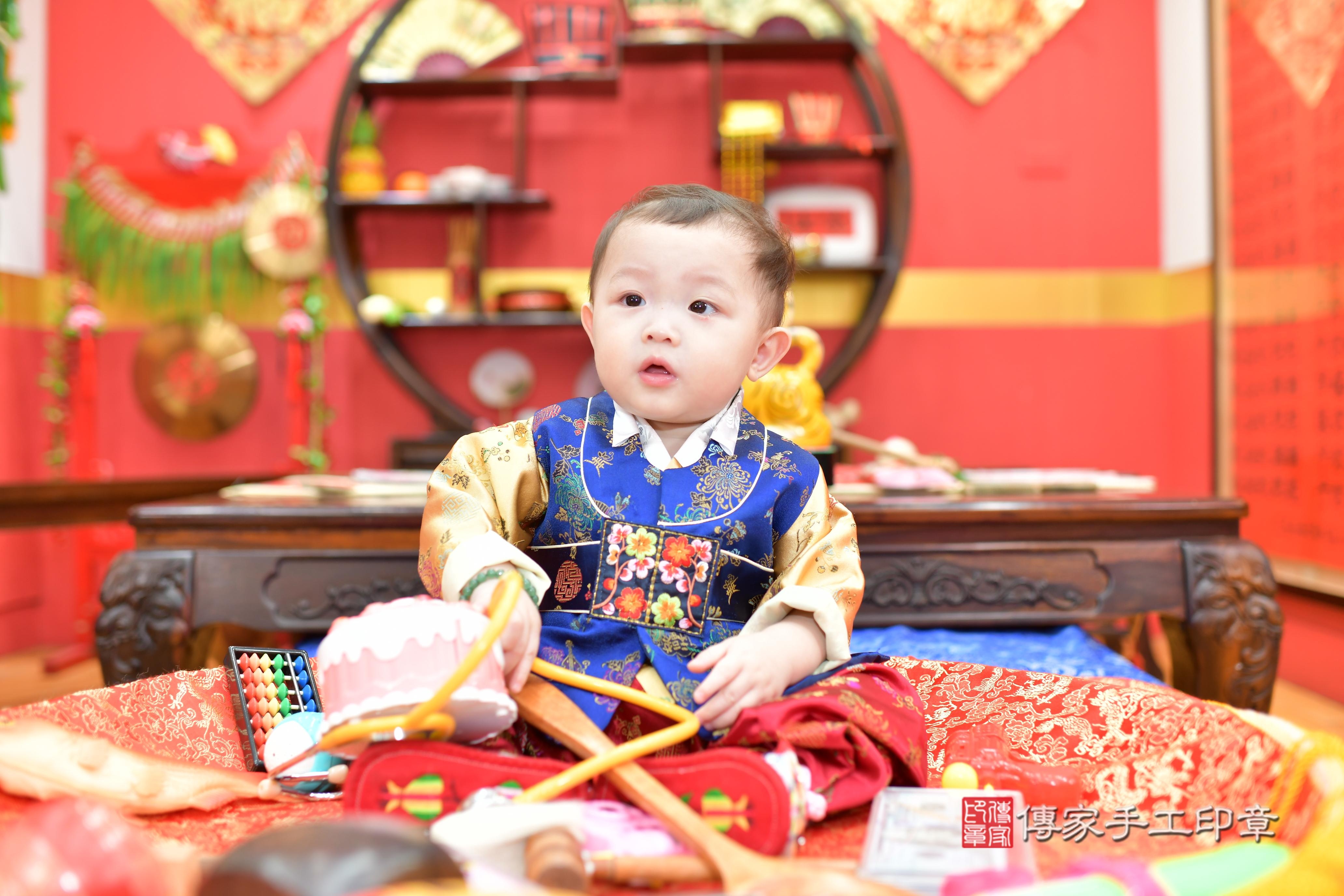 承承寶寶抓周，小孩古裝禮服照。地點：傳家「桃園店」古禮會場