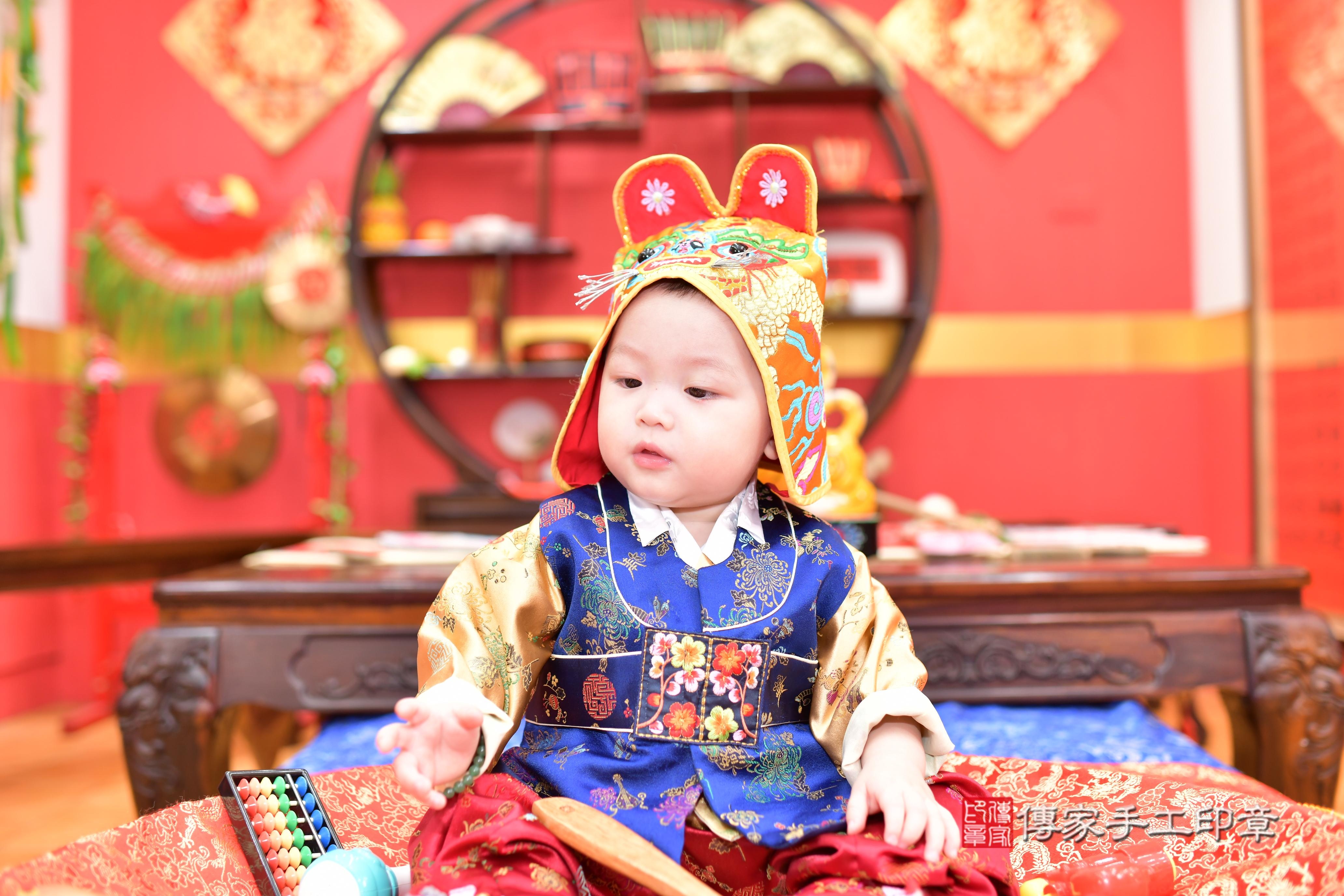 承承寶寶抓周，小孩古裝禮服照。地點：傳家「桃園店」古禮會場