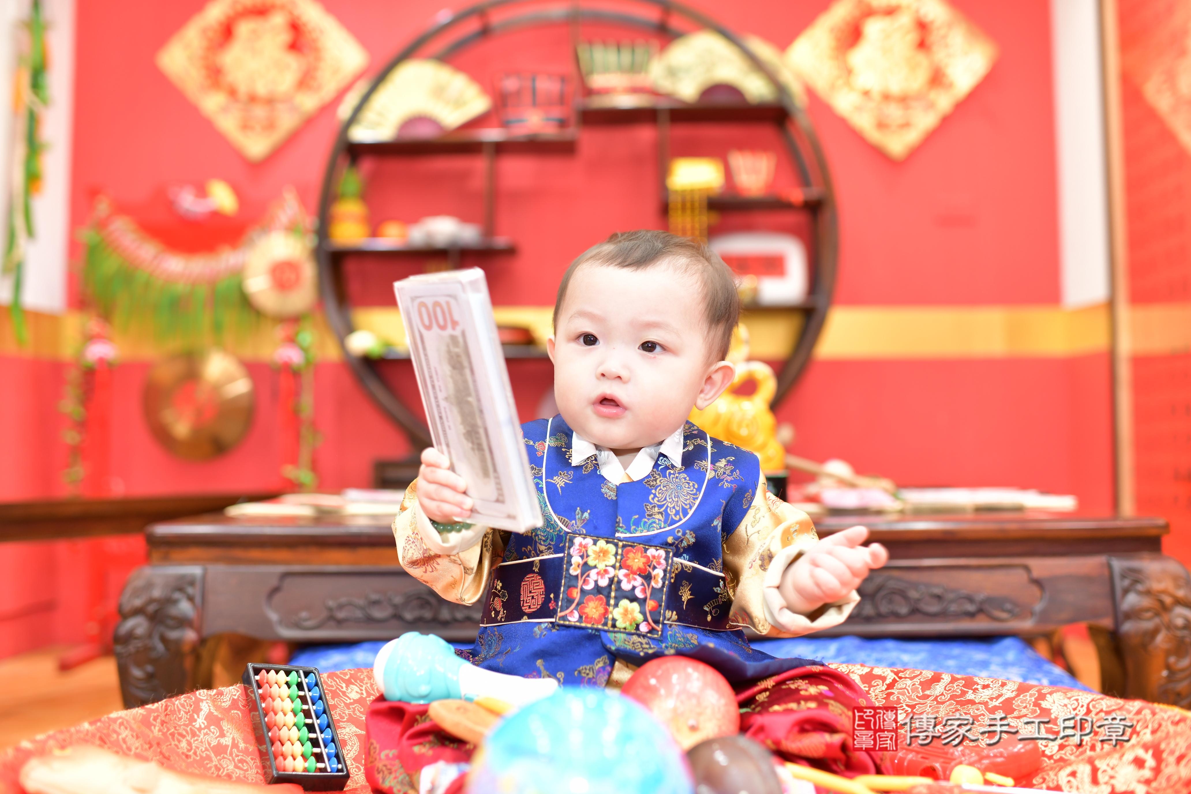 承承寶寶抓周，小孩古裝禮服照。地點：傳家「桃園店」古禮會場