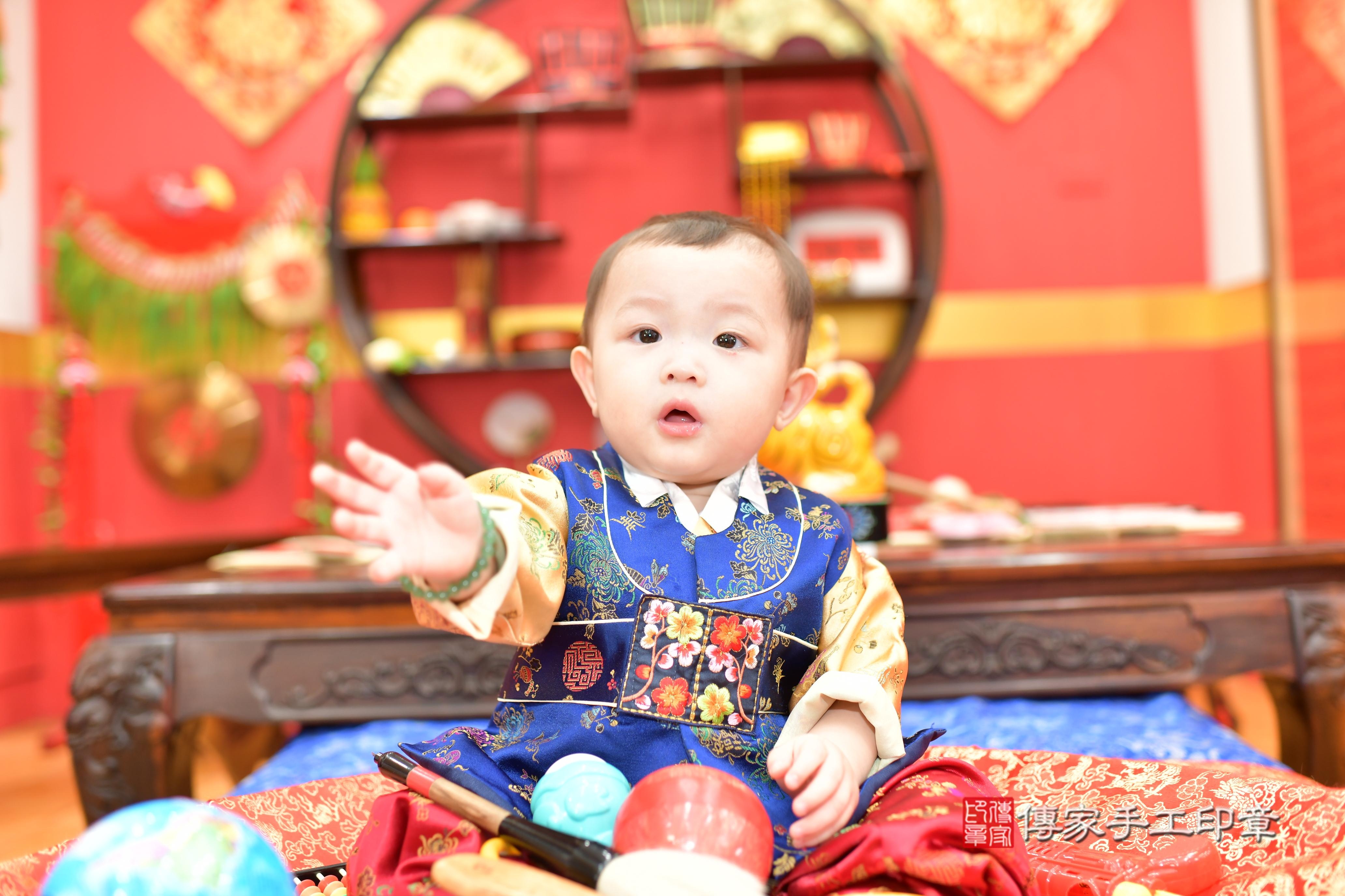 承承寶寶抓周，小孩古裝禮服照。地點：傳家「桃園店」古禮會場