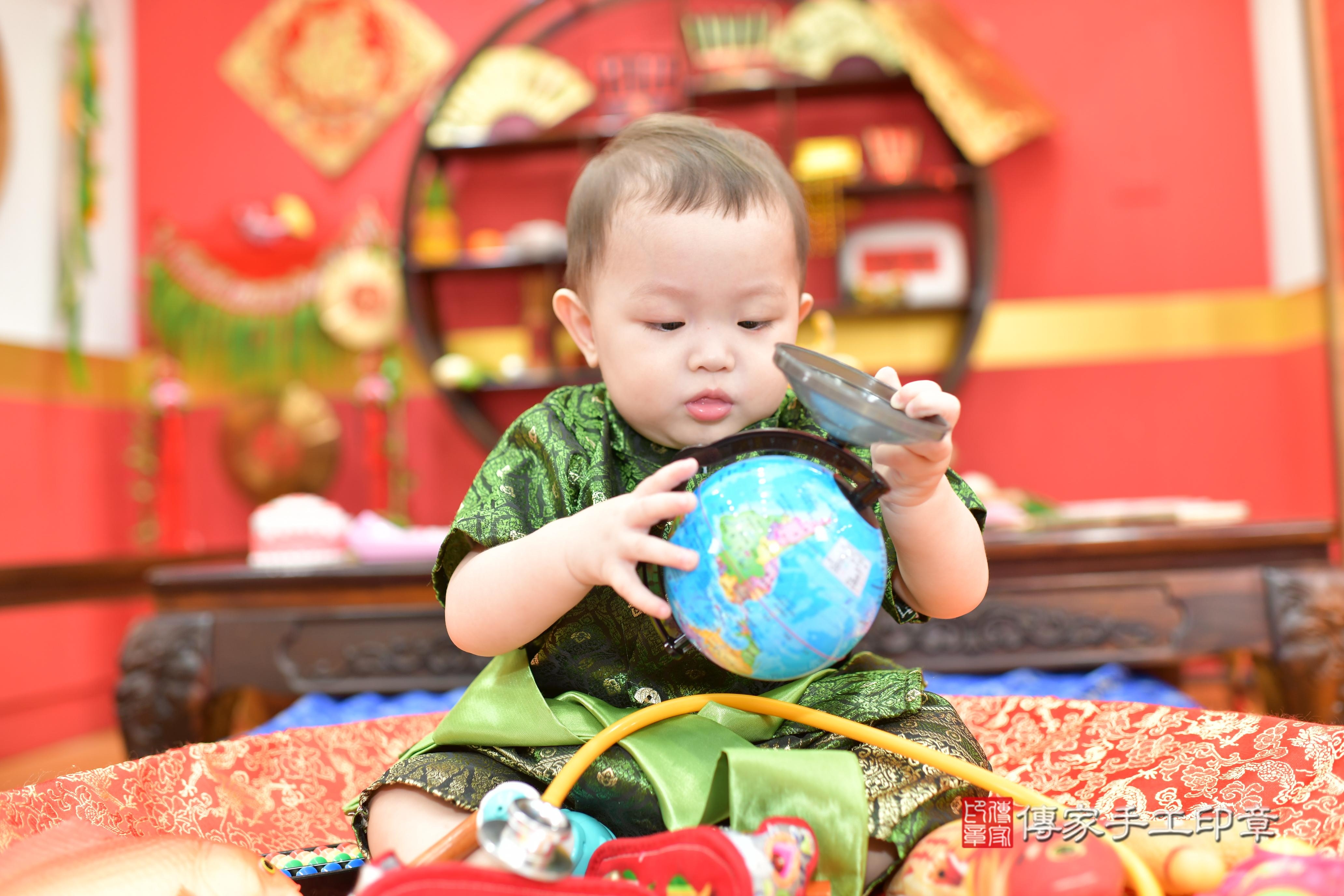 承承寶寶抓周，小孩古裝禮服照。地點：傳家「桃園店」古禮會場