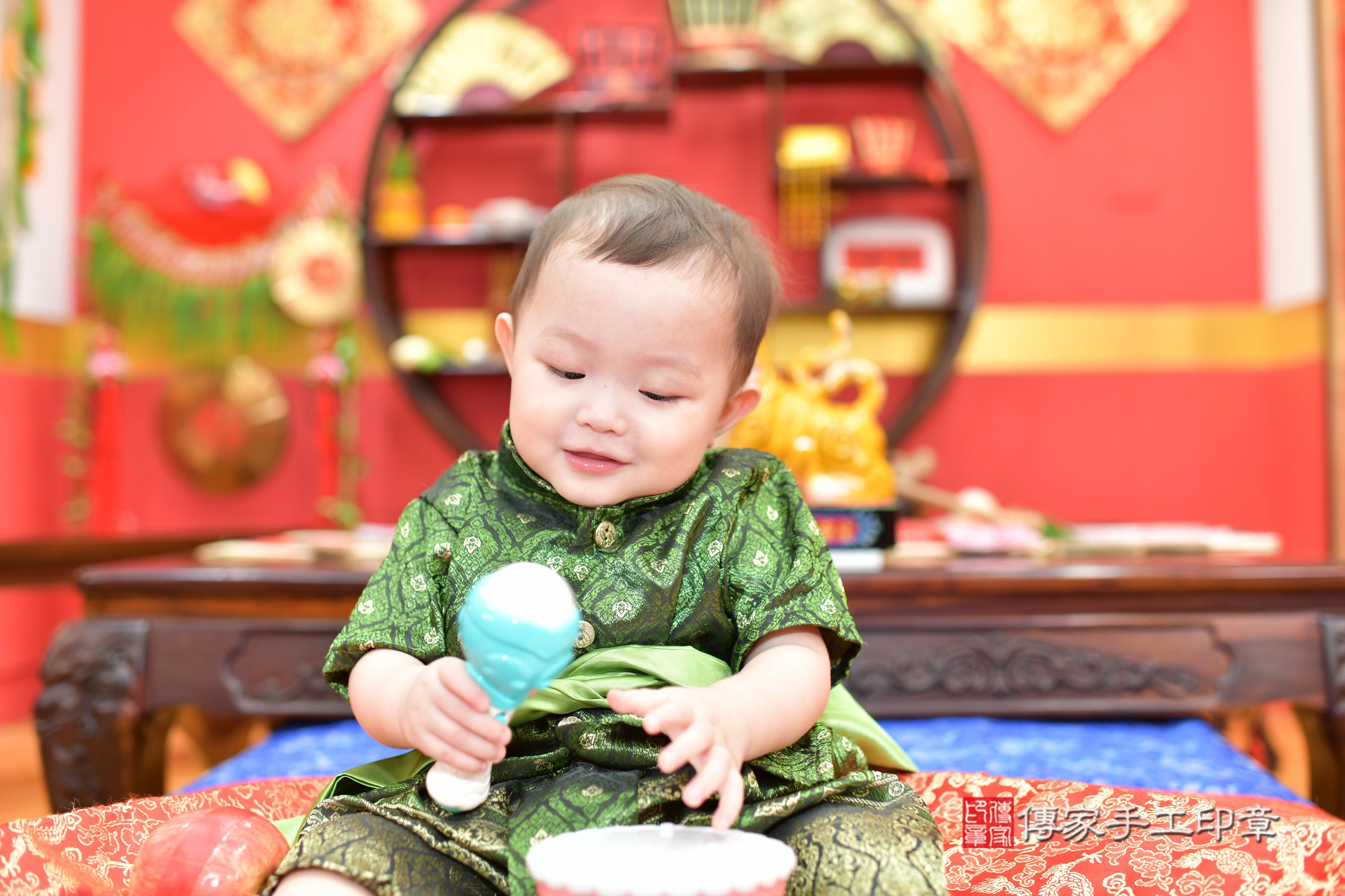 承承寶寶抓周，小孩古裝禮服照。地點：傳家「桃園店」古禮會場