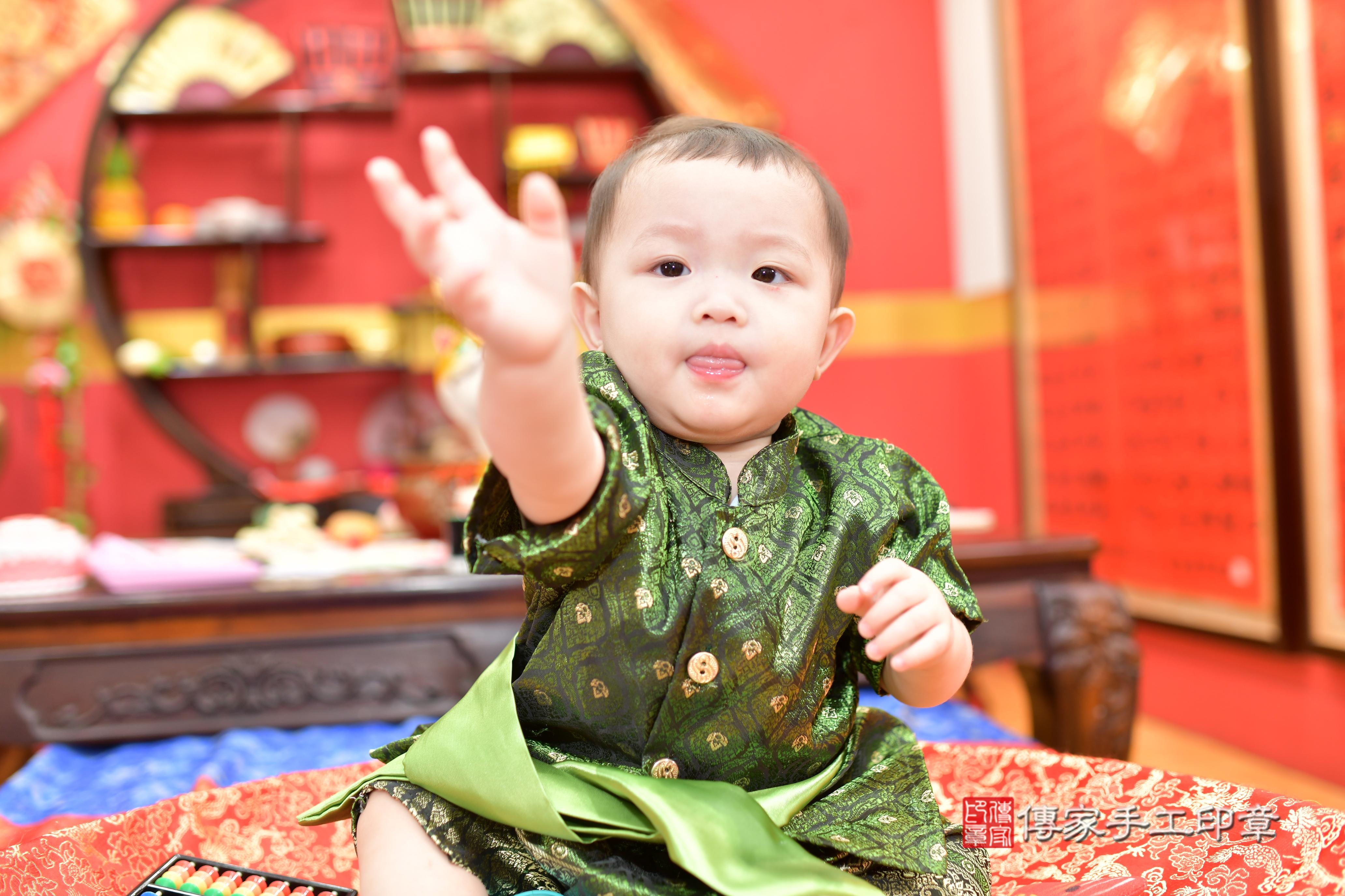 承承寶寶抓周，小孩古裝禮服照。地點：傳家「桃園店」古禮會場