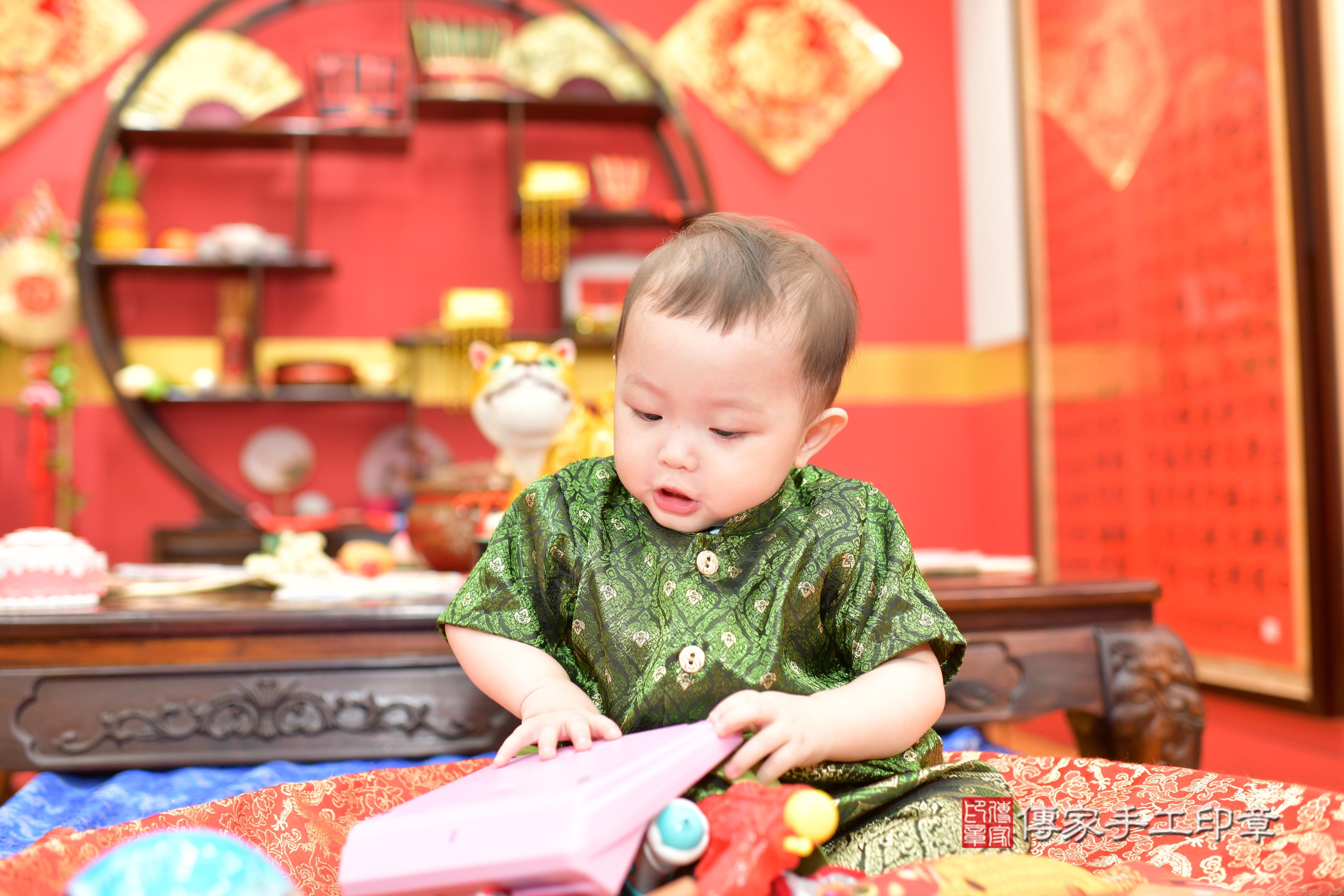 承承寶寶抓周，小孩古裝禮服照。地點：傳家「桃園店」古禮會場