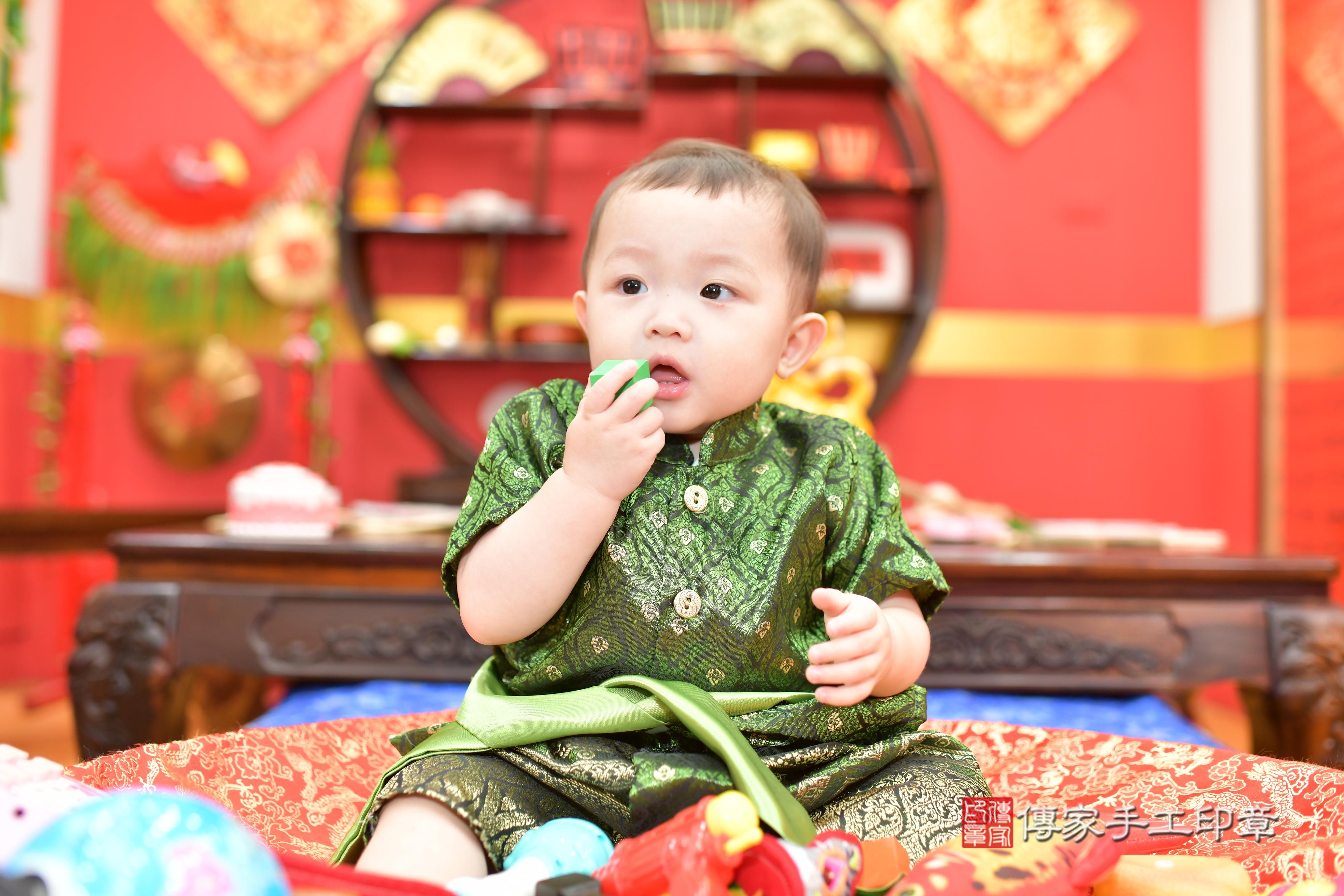 承承寶寶抓周，小孩古裝禮服照。地點：傳家「桃園店」古禮會場