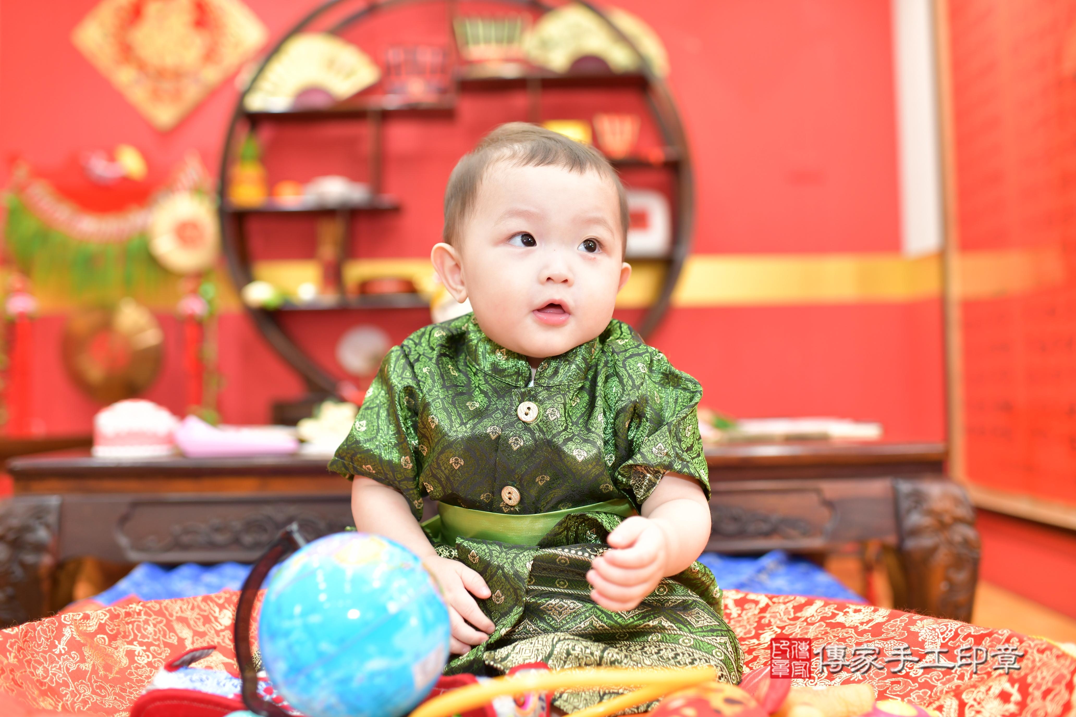 承承寶寶抓周，小孩古裝禮服照。地點：傳家「桃園店」古禮會場