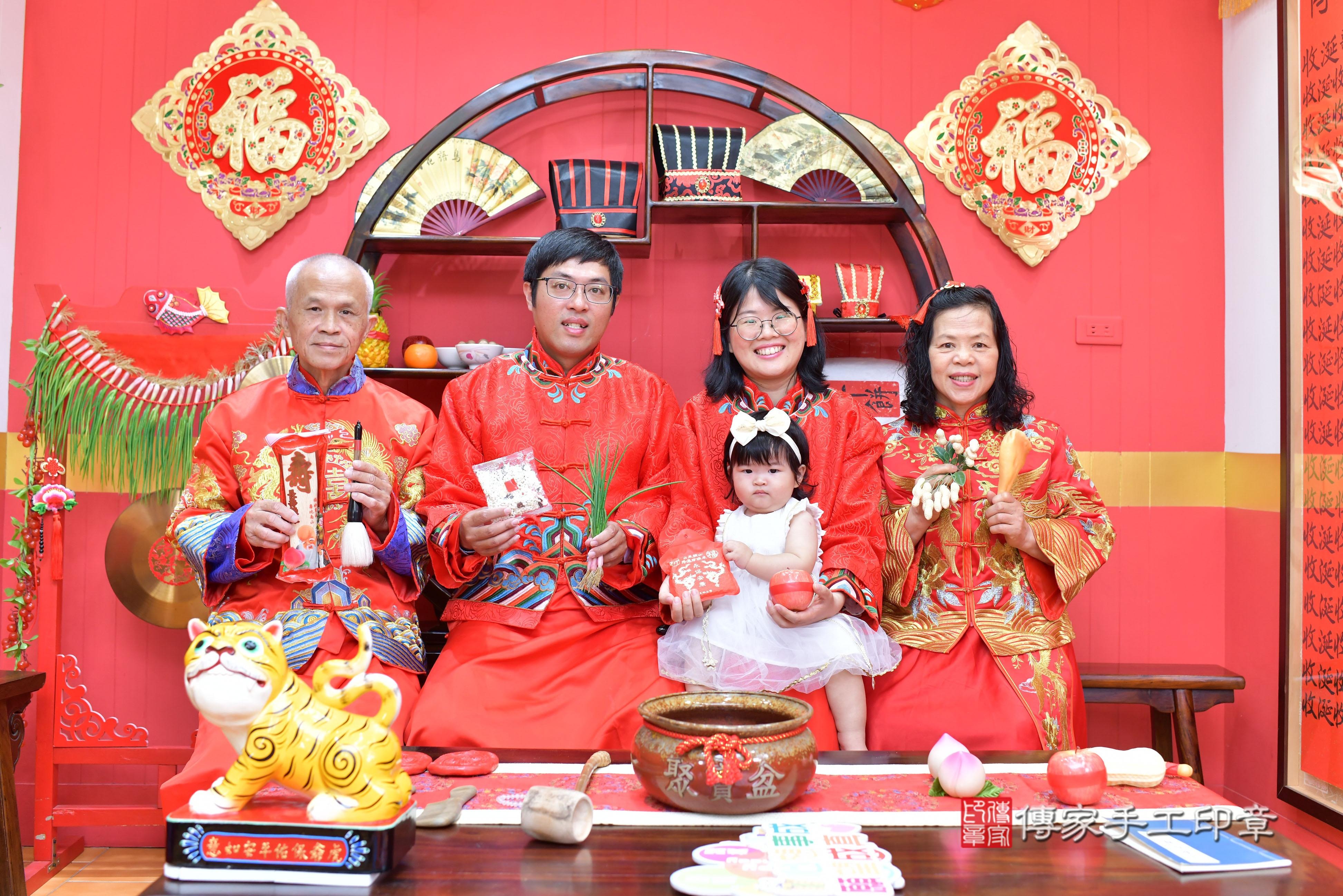 玥玥寶貝抓周，成人與小孩古裝禮服照。地點：傳家「桃園店」古禮會場
