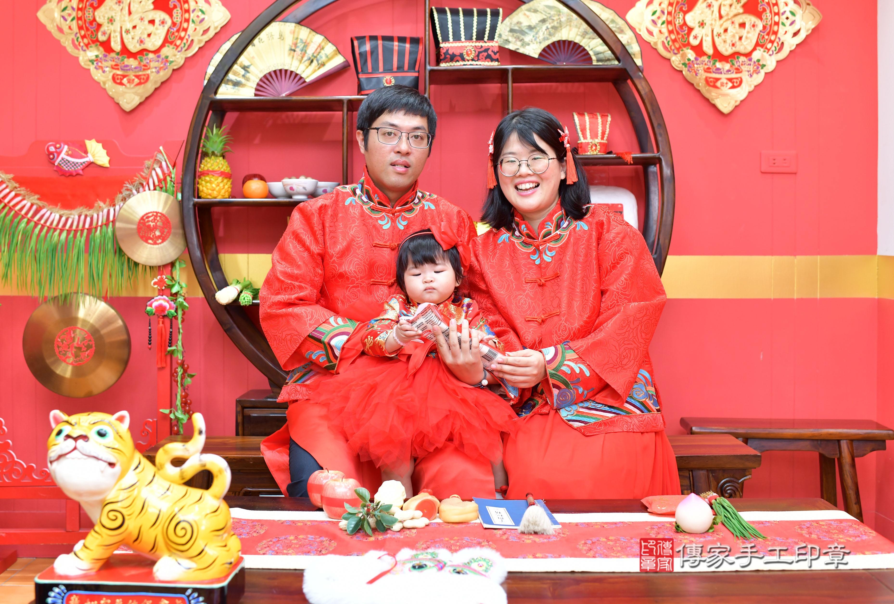 玥玥寶貝抓周，成人與小孩古裝禮服照。地點：傳家「桃園店」古禮會場