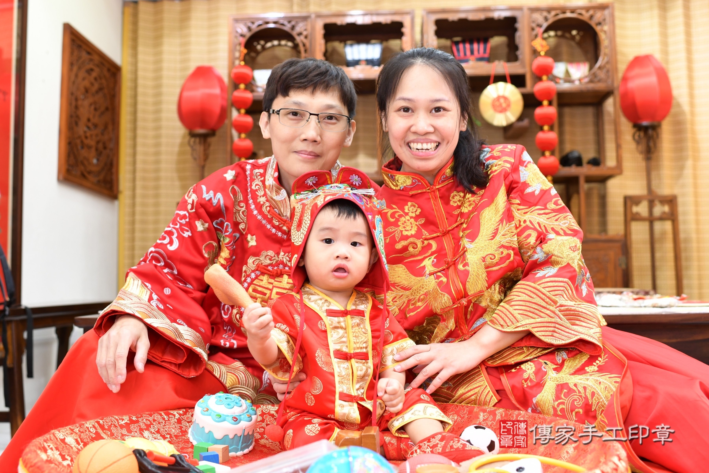 小嘉寶寶抓周，成人與小孩古裝禮服照。地點：傳家「台南店」古禮會場，照片2