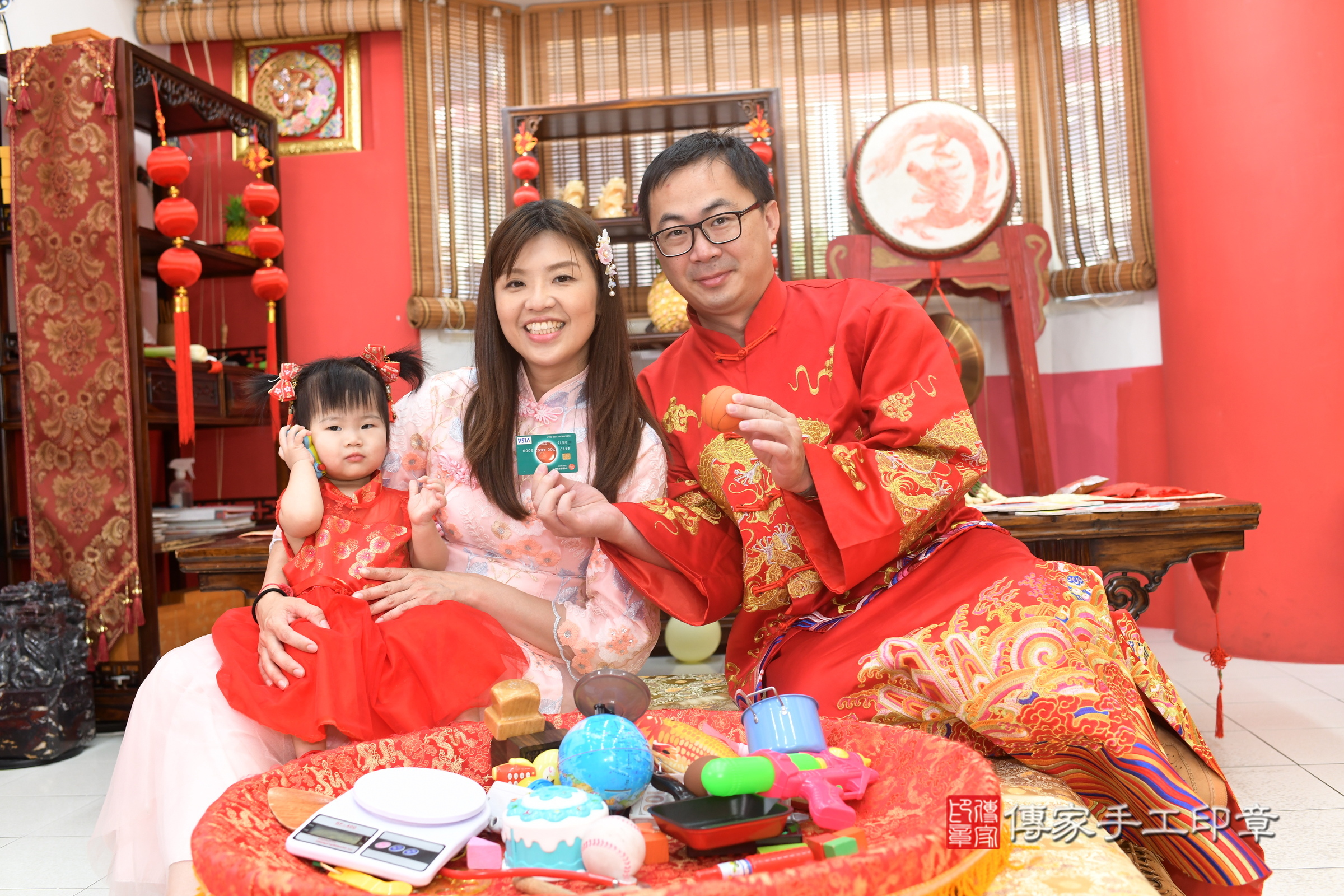 甄甄寶寶抓周，成人與小孩古裝禮服照。地點：傳家「高雄店」古禮會場，照片2