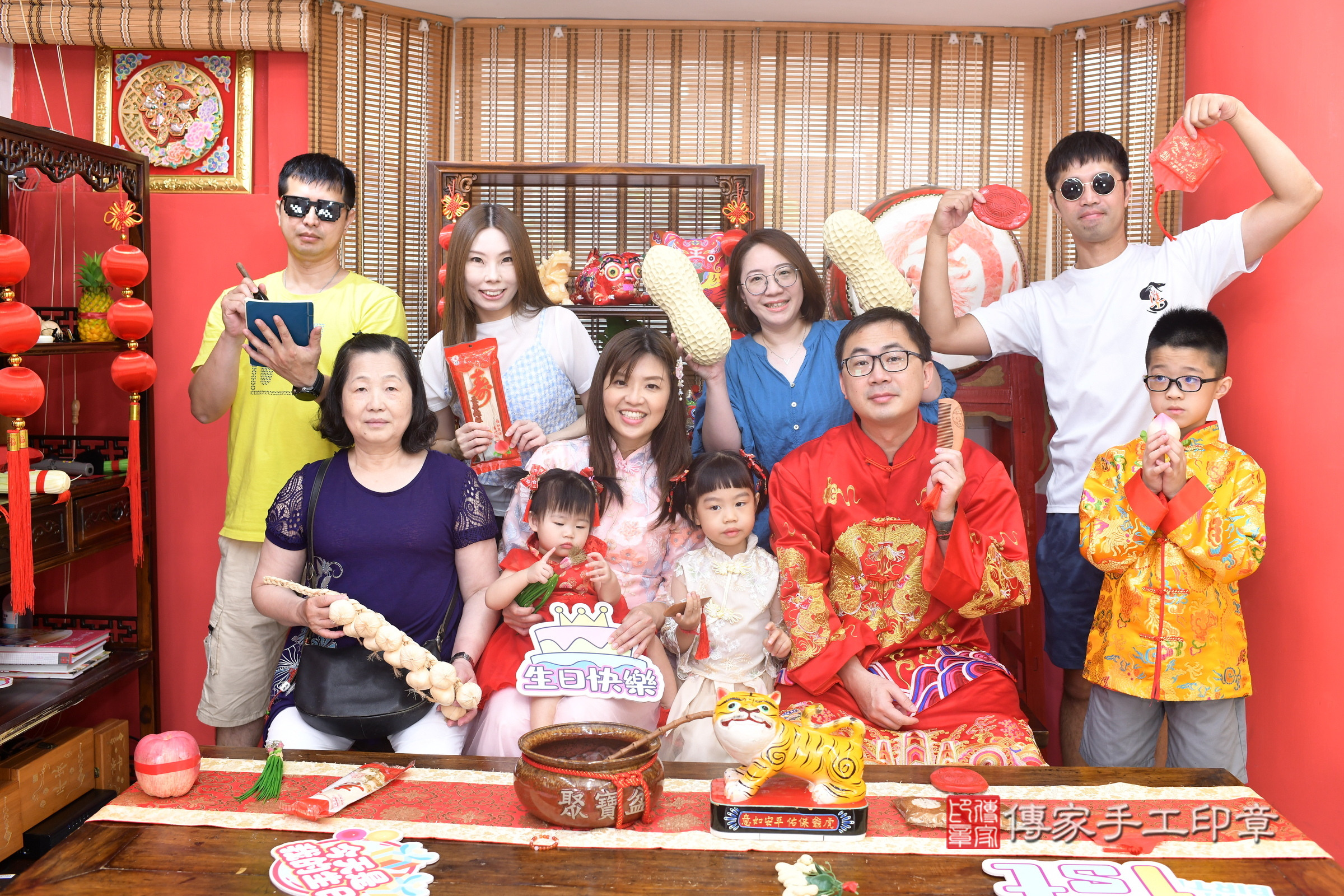 甄甄寶寶抓周，成人與小孩古裝禮服照。地點：傳家「高雄店」古禮會場，照片3