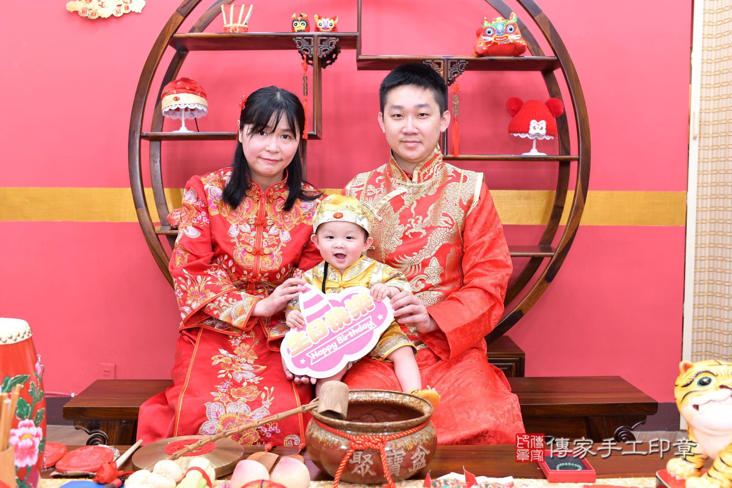 小允寶寶抓周，成人與小孩古裝禮服照。地點：傳家「新北店」古禮會場，照片1