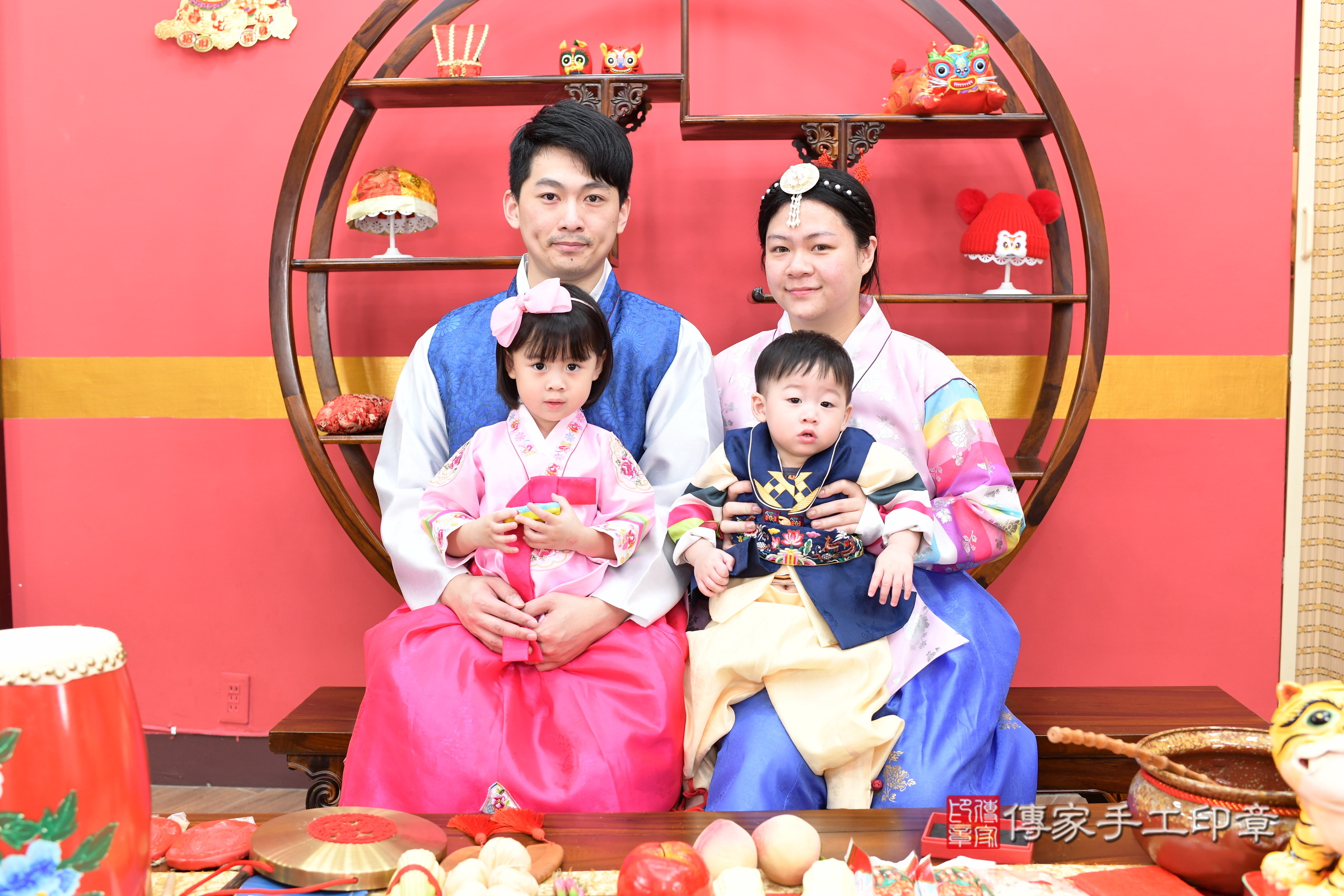 皓皓寶寶抓周，成人與小孩古裝禮服照。地點：傳家「新北店」古禮會場，照片1