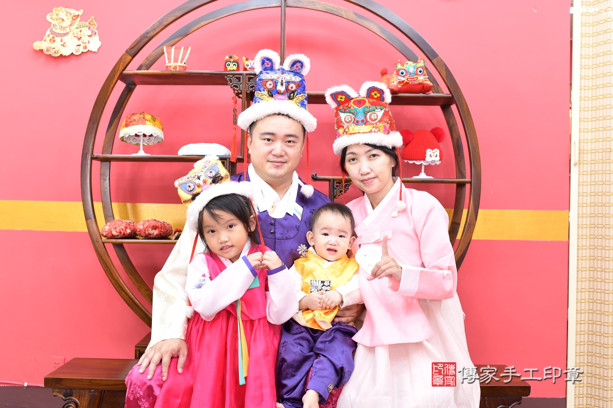 小迪寶寶抓周，成人與小孩古裝禮服照。地點：傳家「新北店」古禮會場，照片1