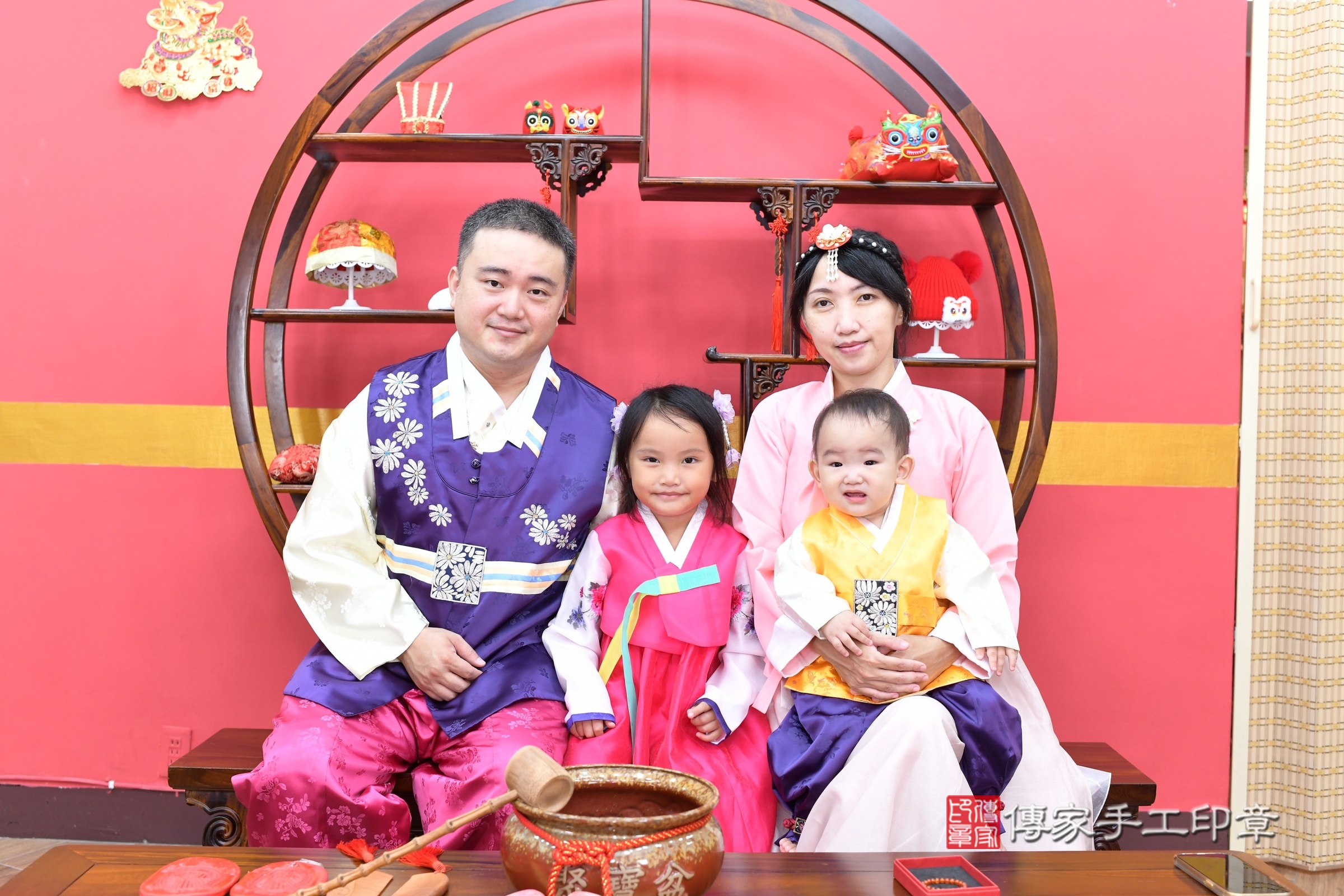 小迪寶寶抓周，成人與小孩古裝禮服照。地點：傳家「新北店」古禮會場，照片2