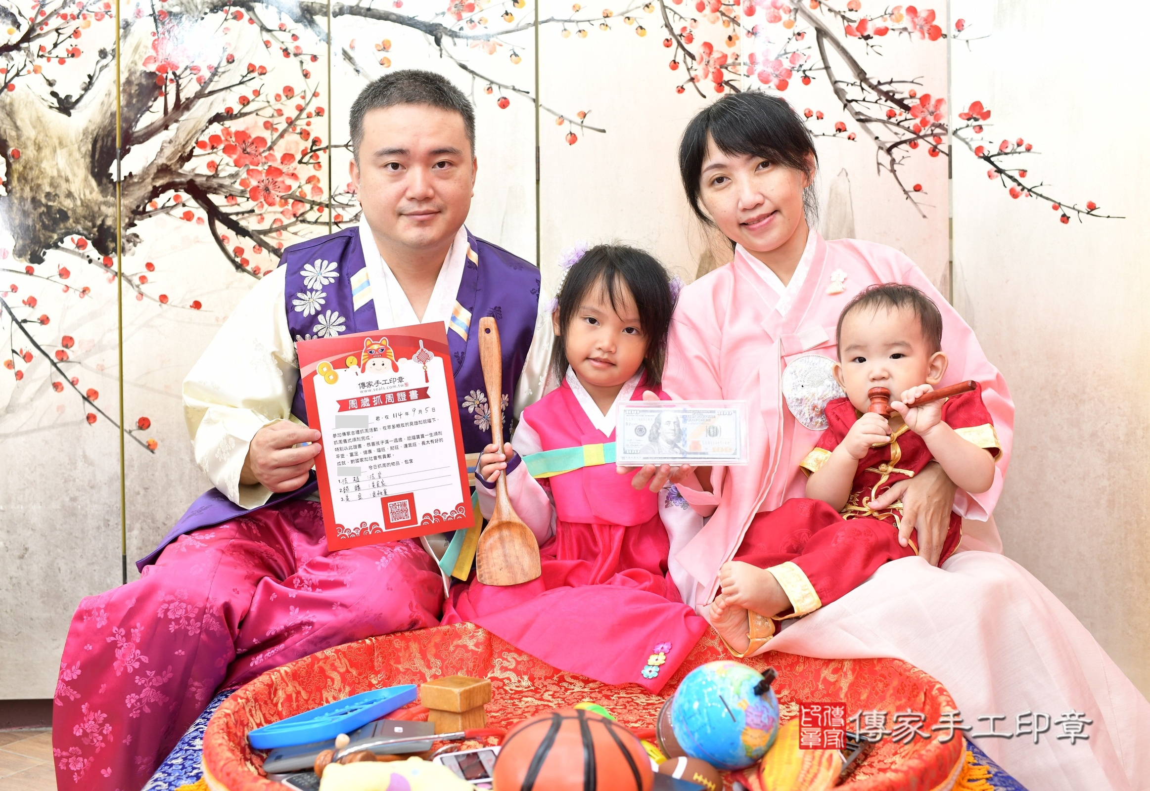 小迪寶寶抓周，成人與小孩古裝禮服照。地點：傳家「新北店」古禮會場，照片4