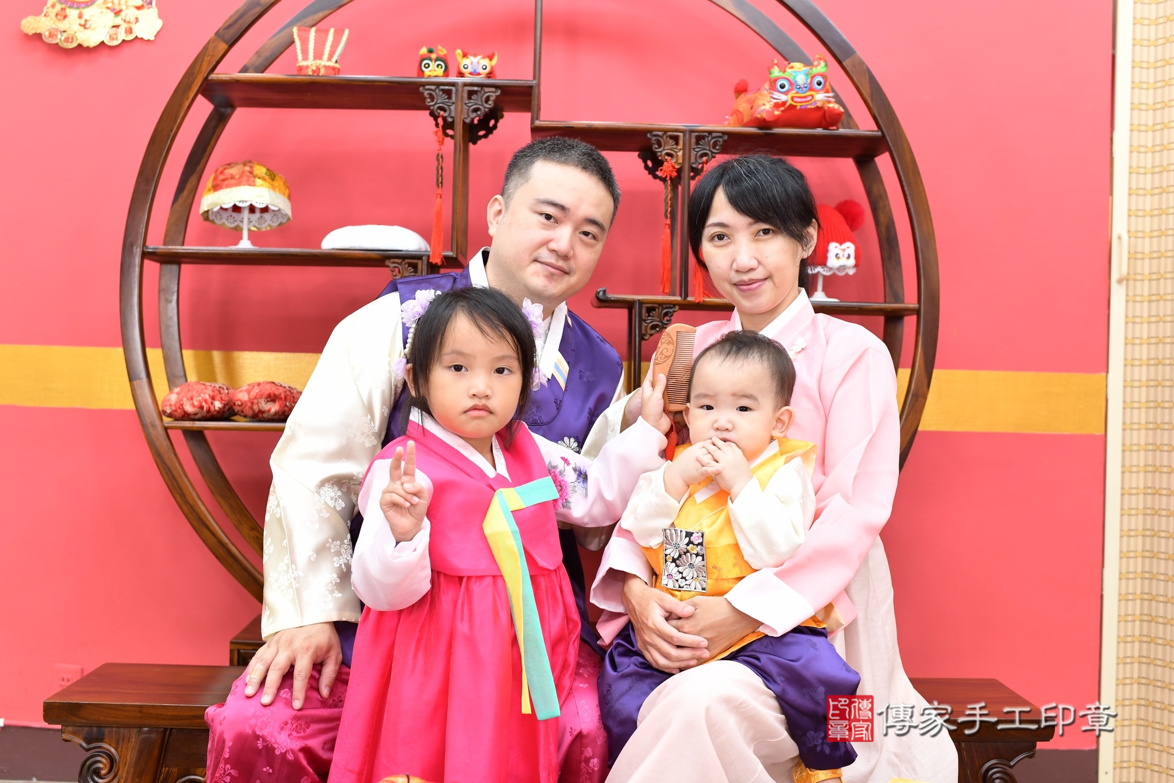小迪寶寶抓周，成人與小孩古裝禮服照。地點：傳家「新北店」古禮會場，照片3
