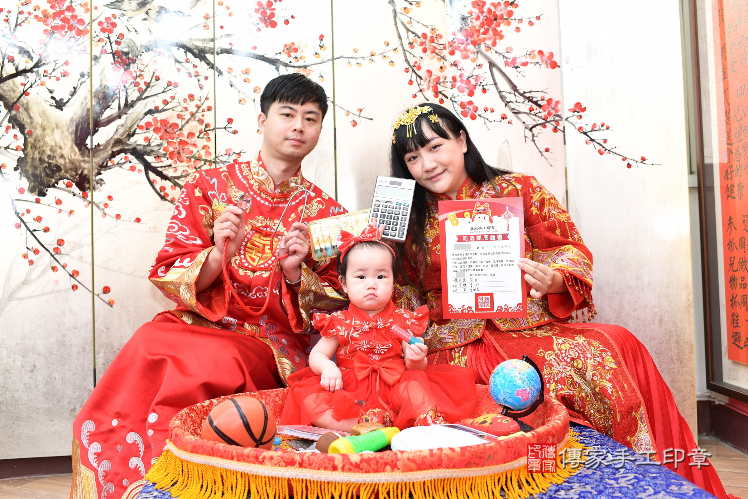 晞晞寶寶抓周，成人與小孩古裝禮服照。地點：傳家「新北店」古禮會場，照片1