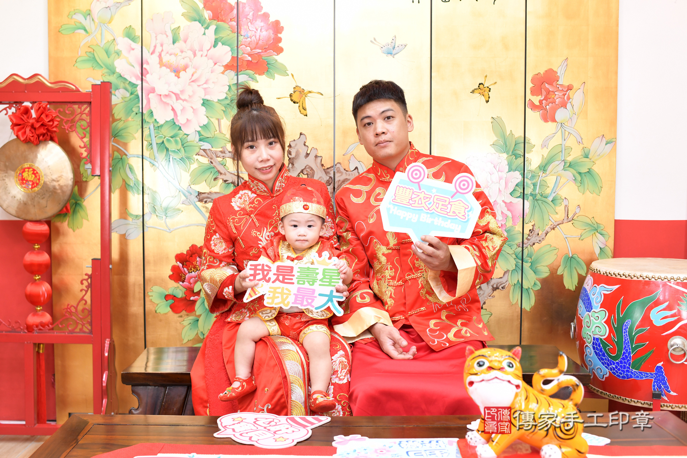 小紘寶寶抓周，成人與小孩古裝禮服照。地點：傳家「台北店」古禮會場，照片1