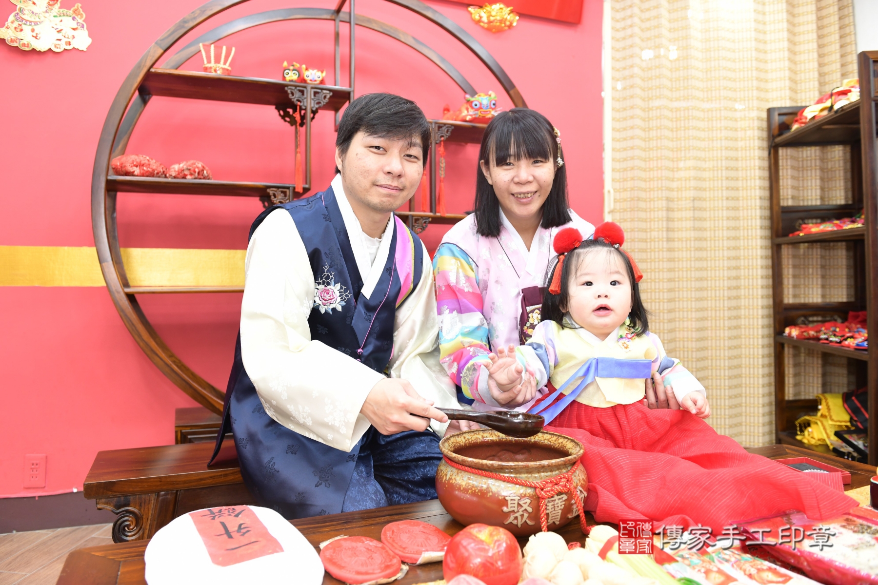 傳家新北店、收涎、剃頭、抓周、古裝禮服照